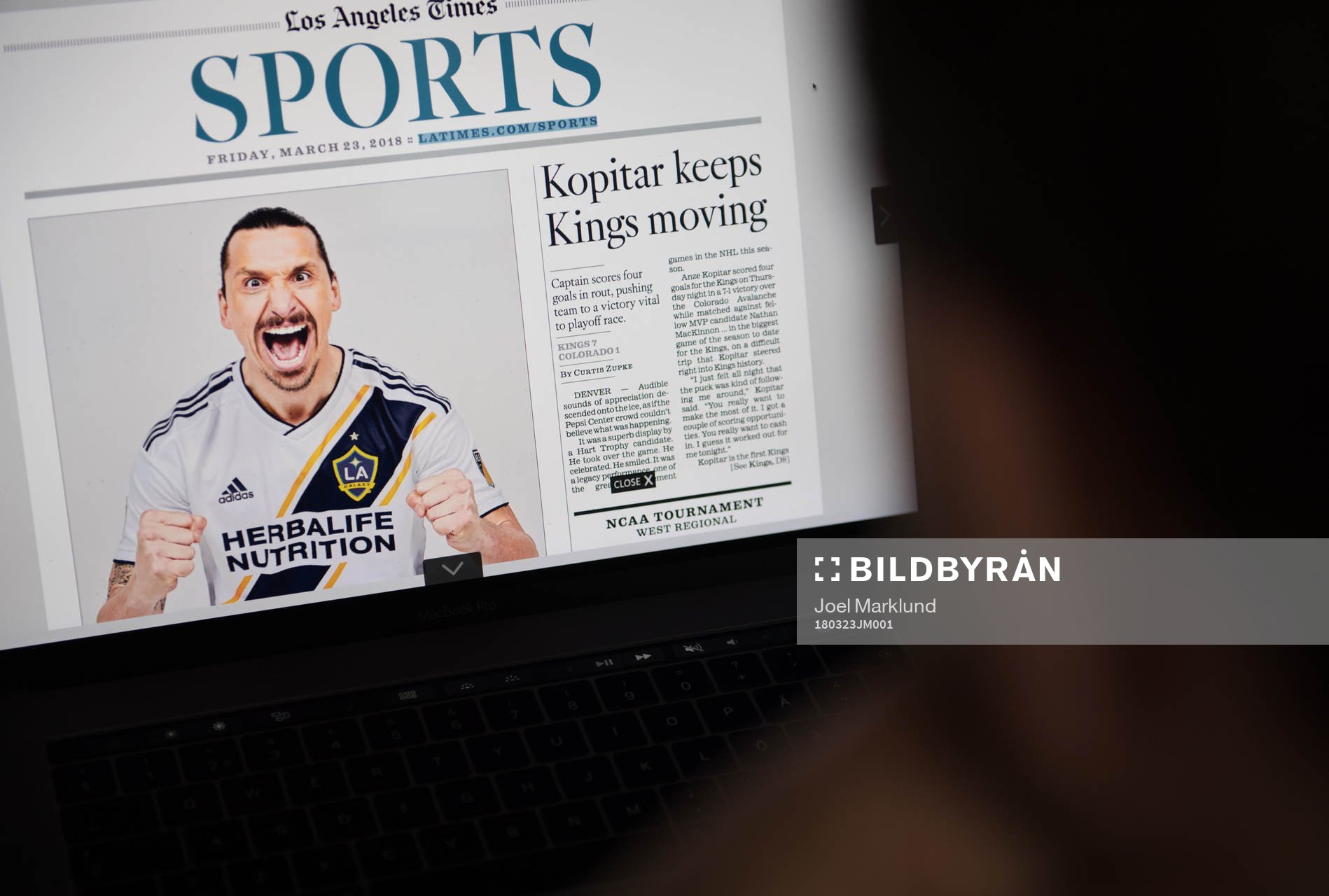 En person läser på en dator att Zlatan Ibrahimovic