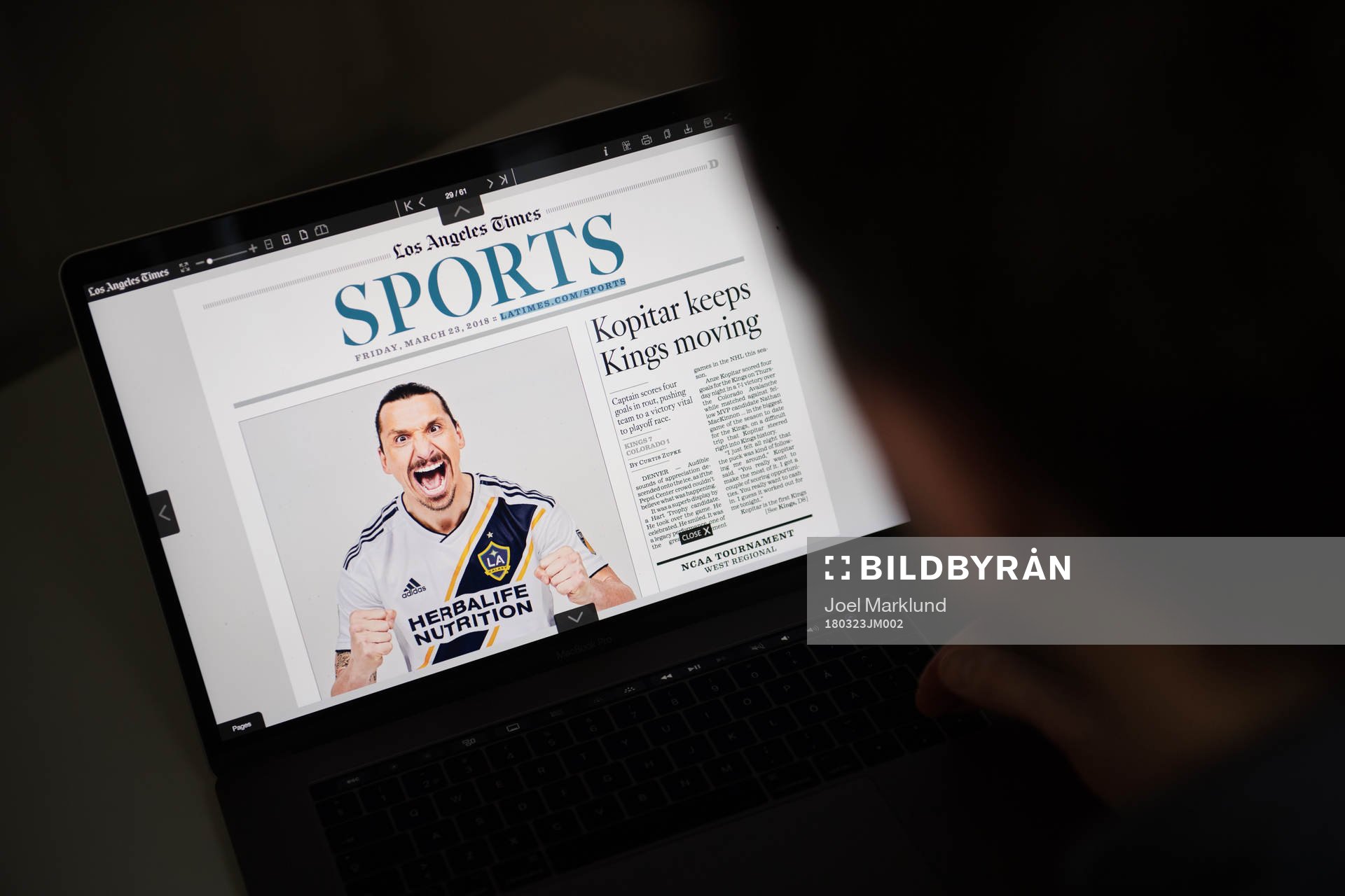 En person läser på en dator att Zlatan Ibrahimovic
