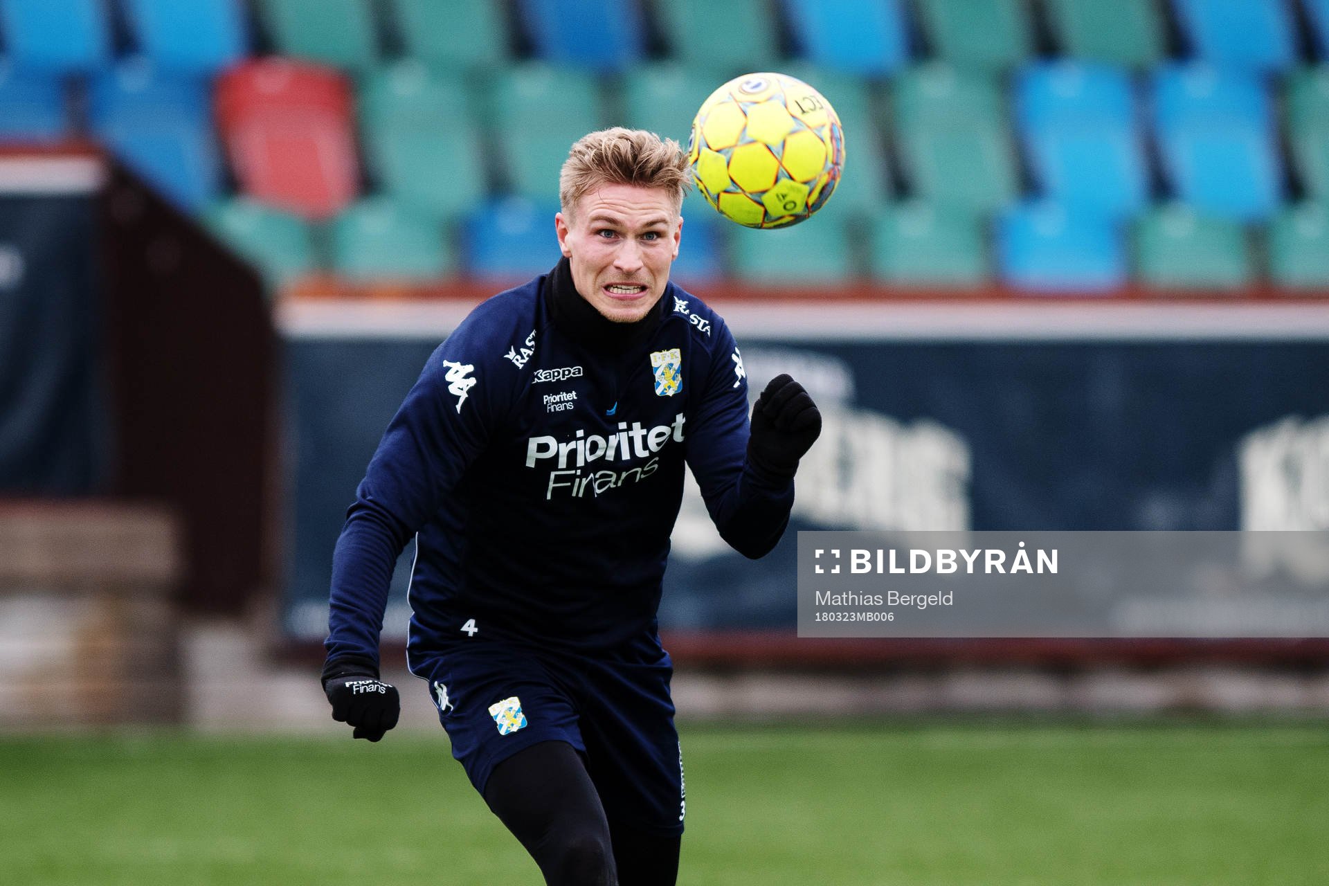 Carl Starfelt nickar bollen under en träning med det allsvenska fotbollslaget IFK Göteborg den 23 mars 2018 i Göteborg.