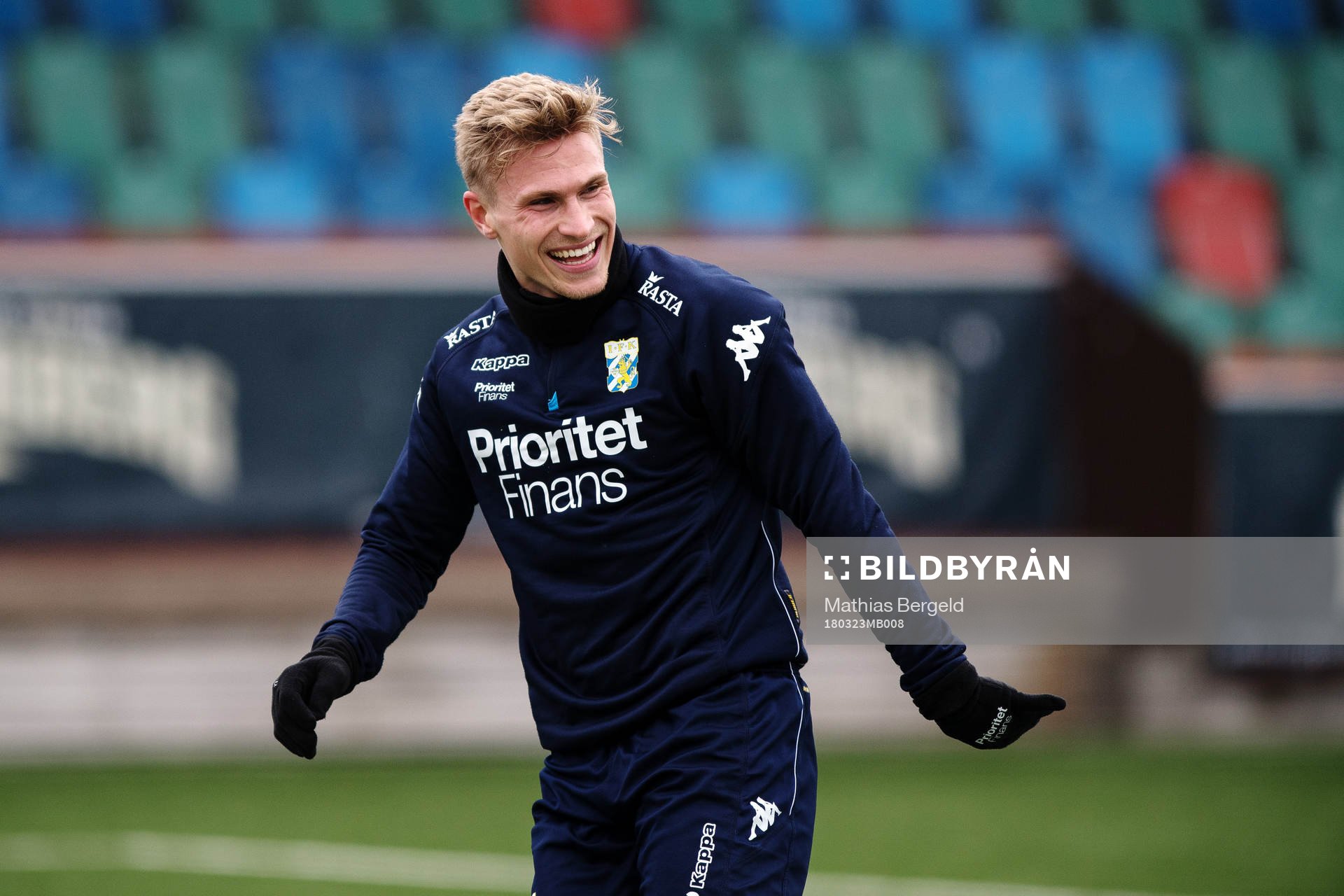 Carl Starfelt skrattar under en träning med det allsvenska fotbollslaget IFK Göteborg den 23 mars 2018 i Göteborg.