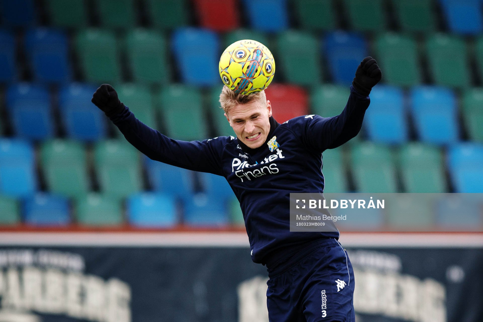 Carl Starfelt nickar bollen under en träning med det allsvenska fotbollslaget IFK Göteborg den 23 mars 2018 i Göteborg.