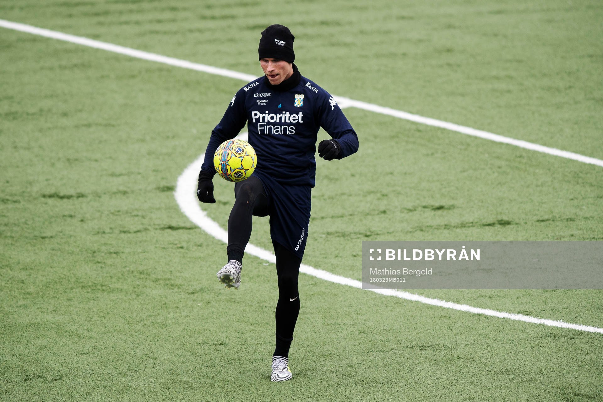 Carl Starfelt med bollen under en träning med det allsvenska fotbollslaget IFK Göteborg den 23 mars 2018 i Göteborg.