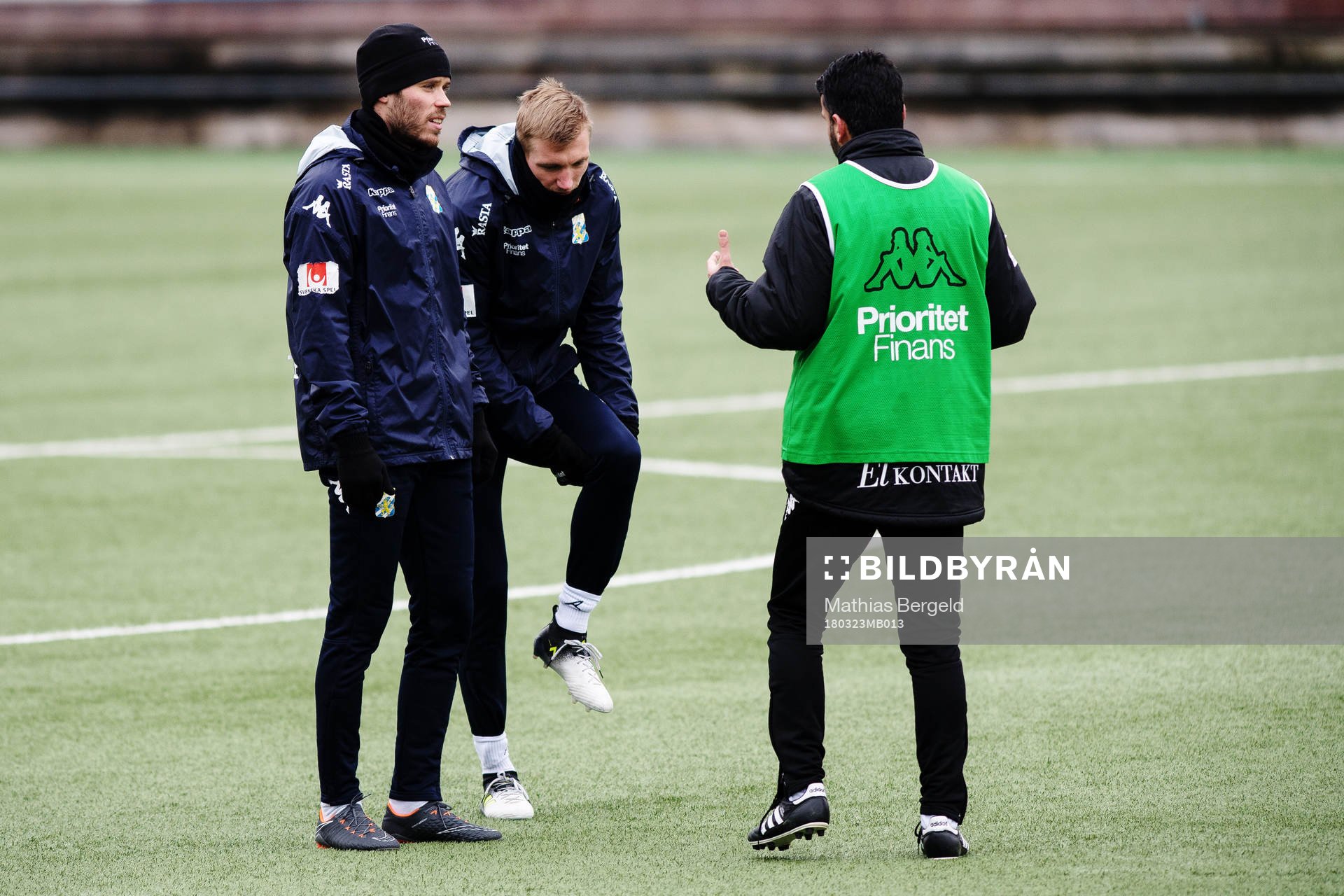 Emil Salomonsson och Sebastian Eriksson instrueras av