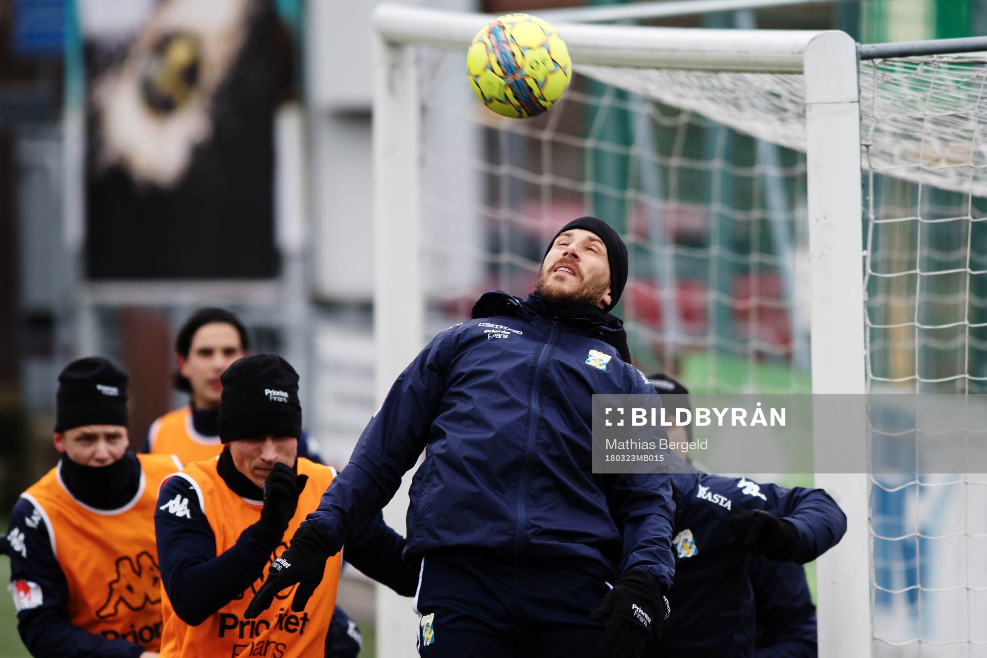 Tobias Hysén nickar bollen under en träning med det allsvenska fotbollslaget IFK Göteborg den 23 mars 2018 i Göteborg.