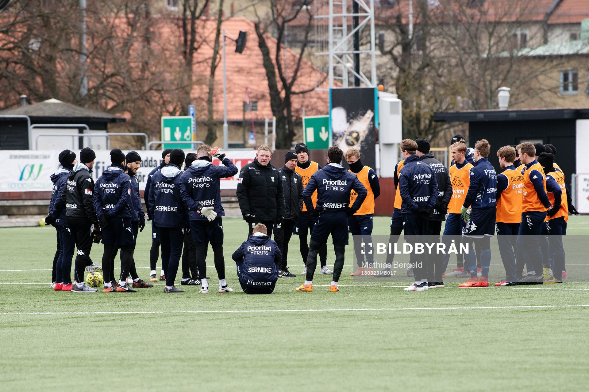 Spelare och ledare samlade i en ring