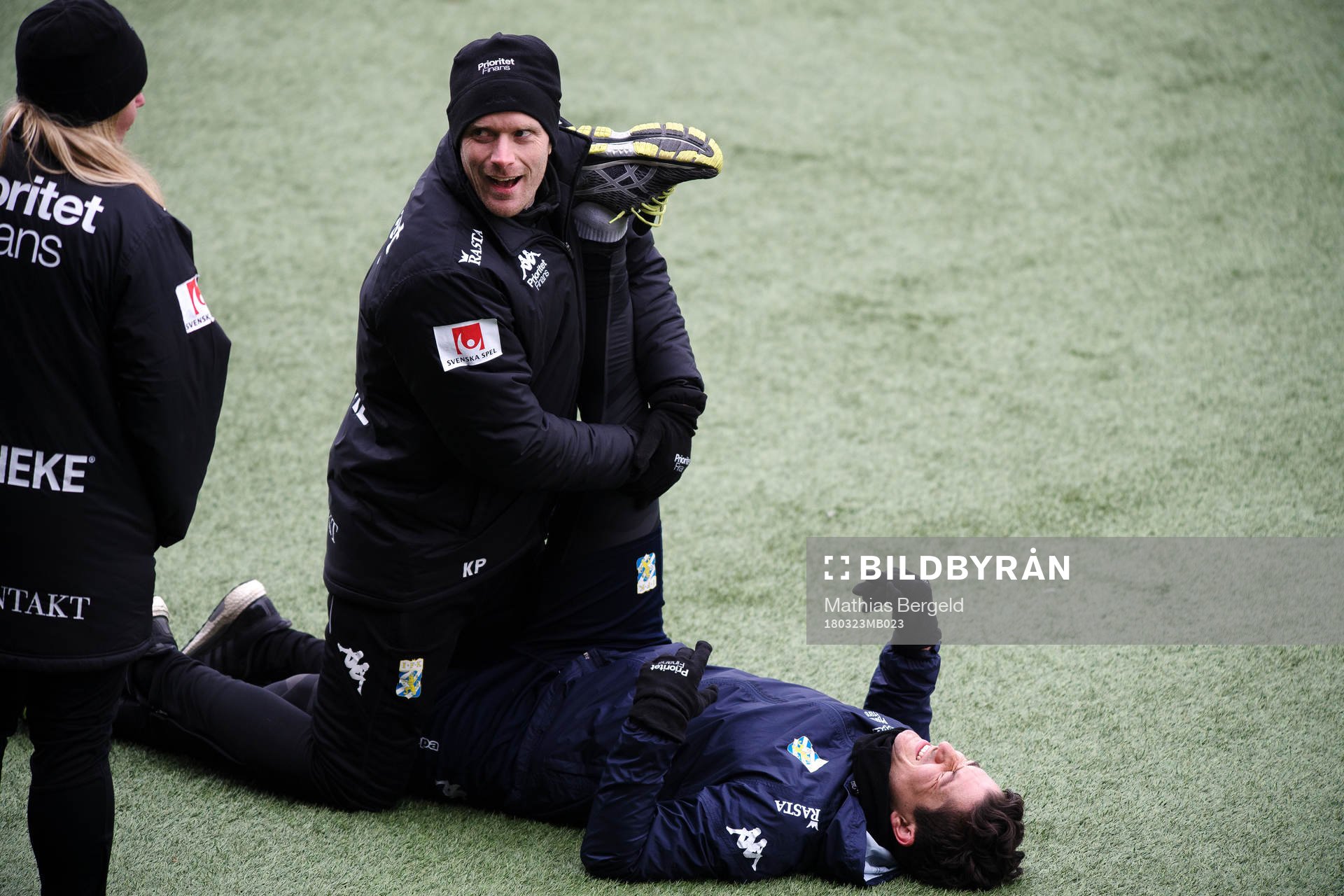 David Boo Wiklander får hjälp att stretcha