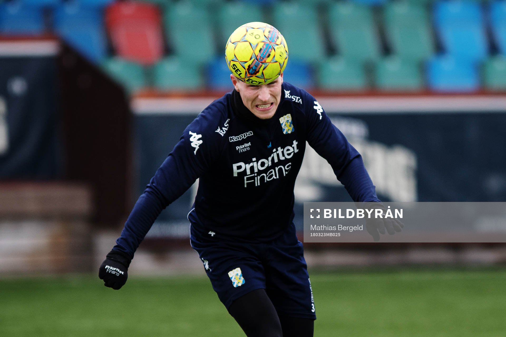 Carl Starfelt nickar bollen under en träning med det allsvenska fotbollslaget IFK Göteborg den 23 mars 2018 i Göteborg.