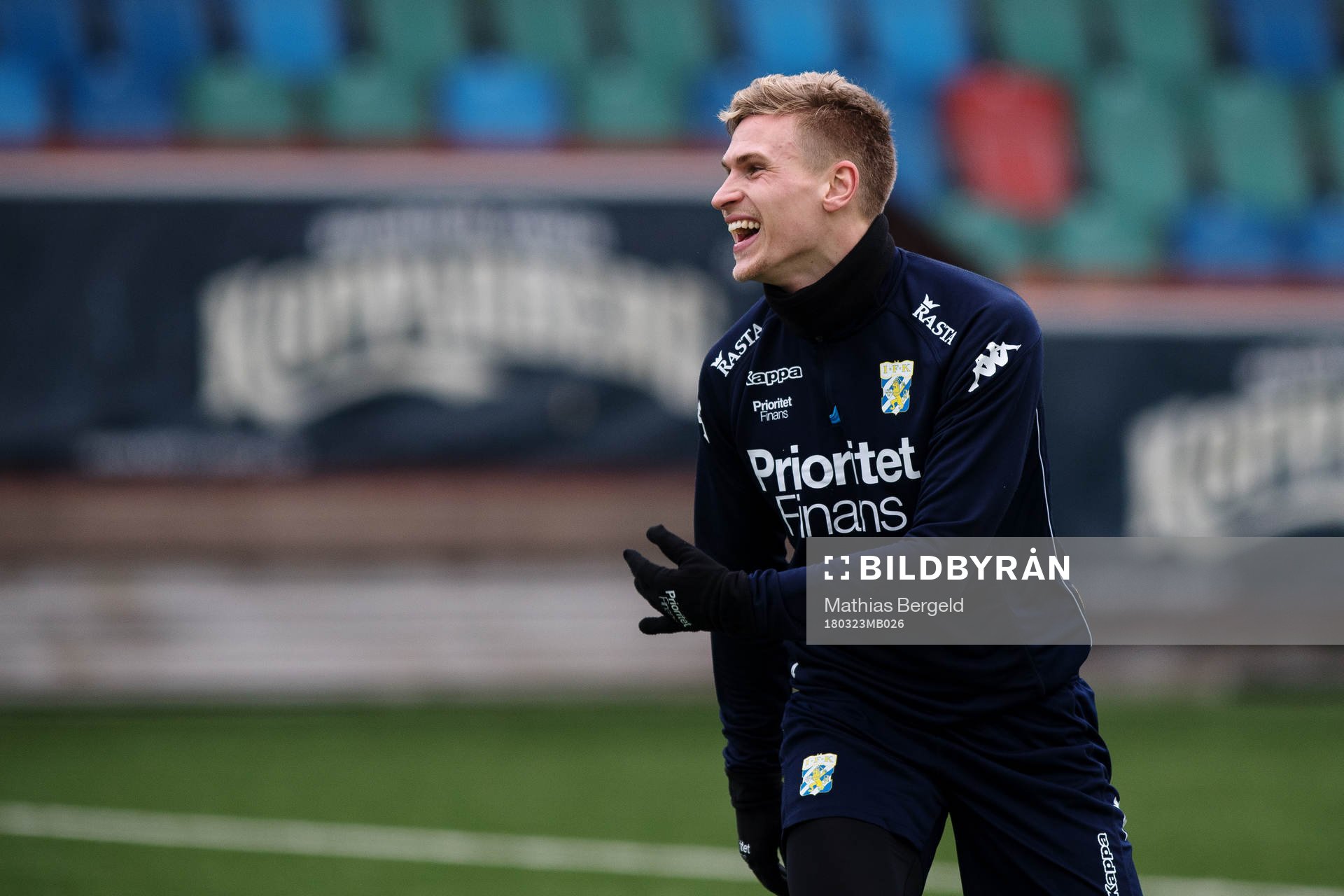 Carl Starfelt skrattar under en träning med det allsvenska fotbollslaget IFK Göteborg den 23 mars 2018 i Göteborg.