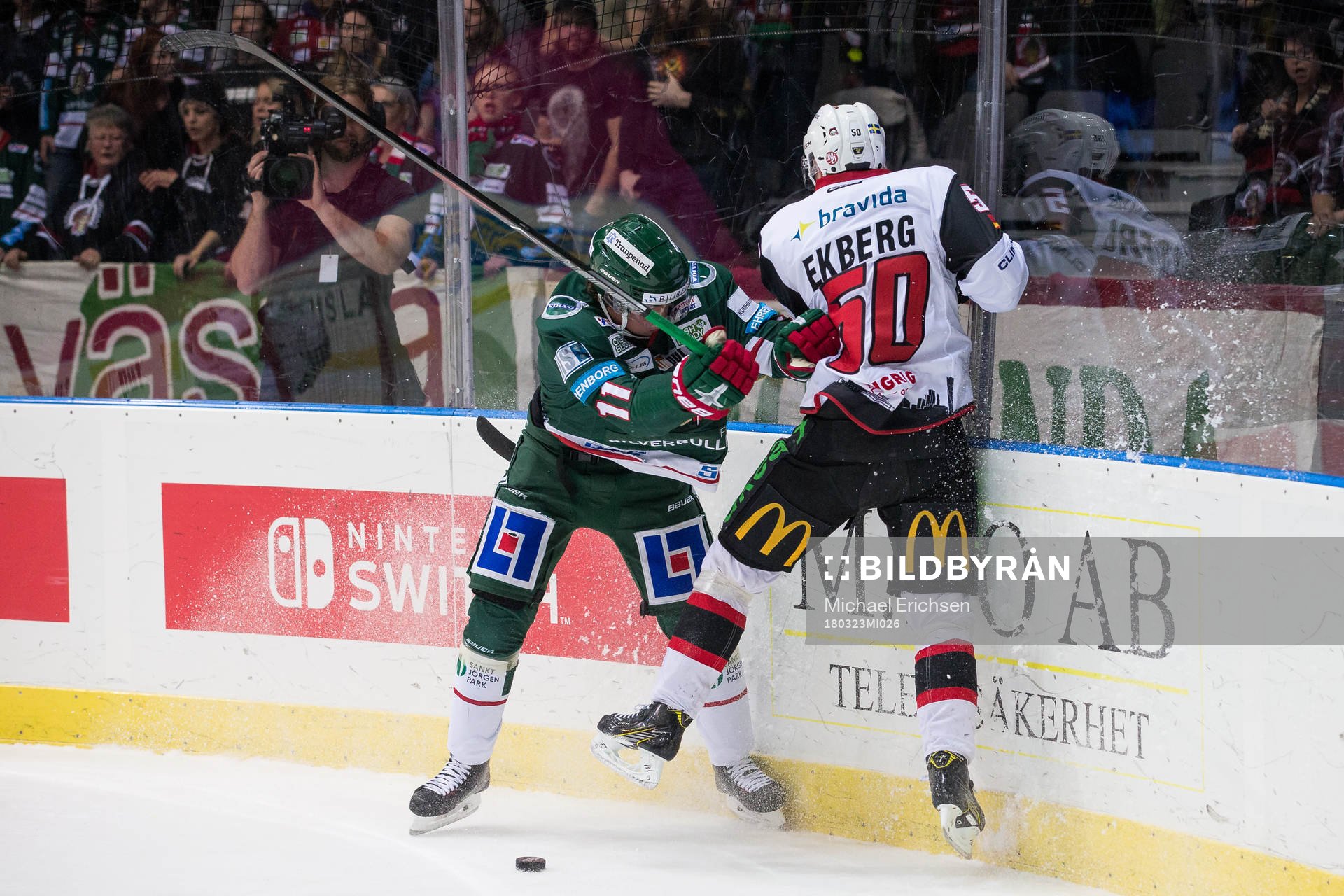 Frölundas Victor Olofsson tacklar Malmö Redhawks Tobias