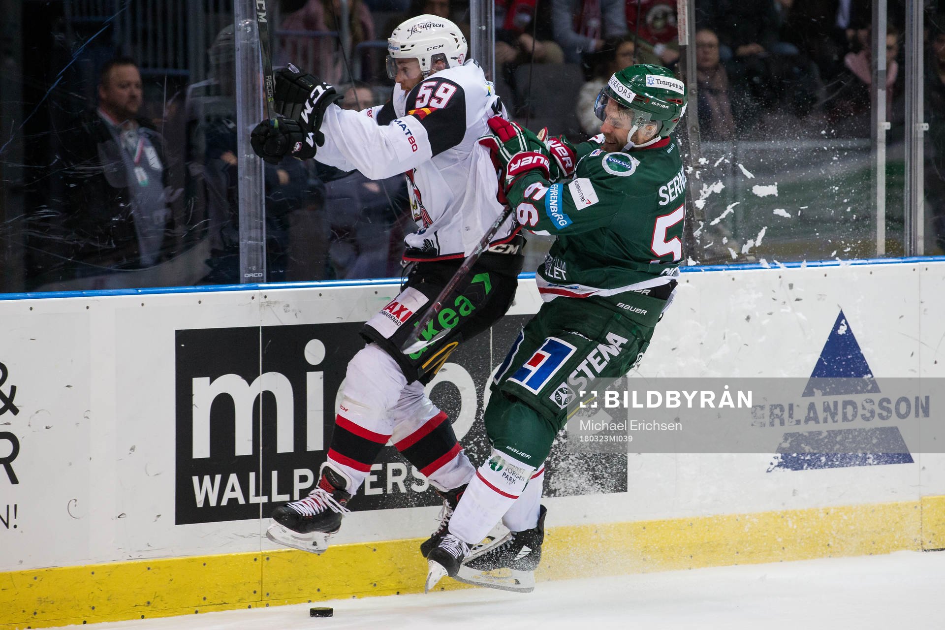 Malmö Redhawks Anton Mylläri i kamp om pucken med
