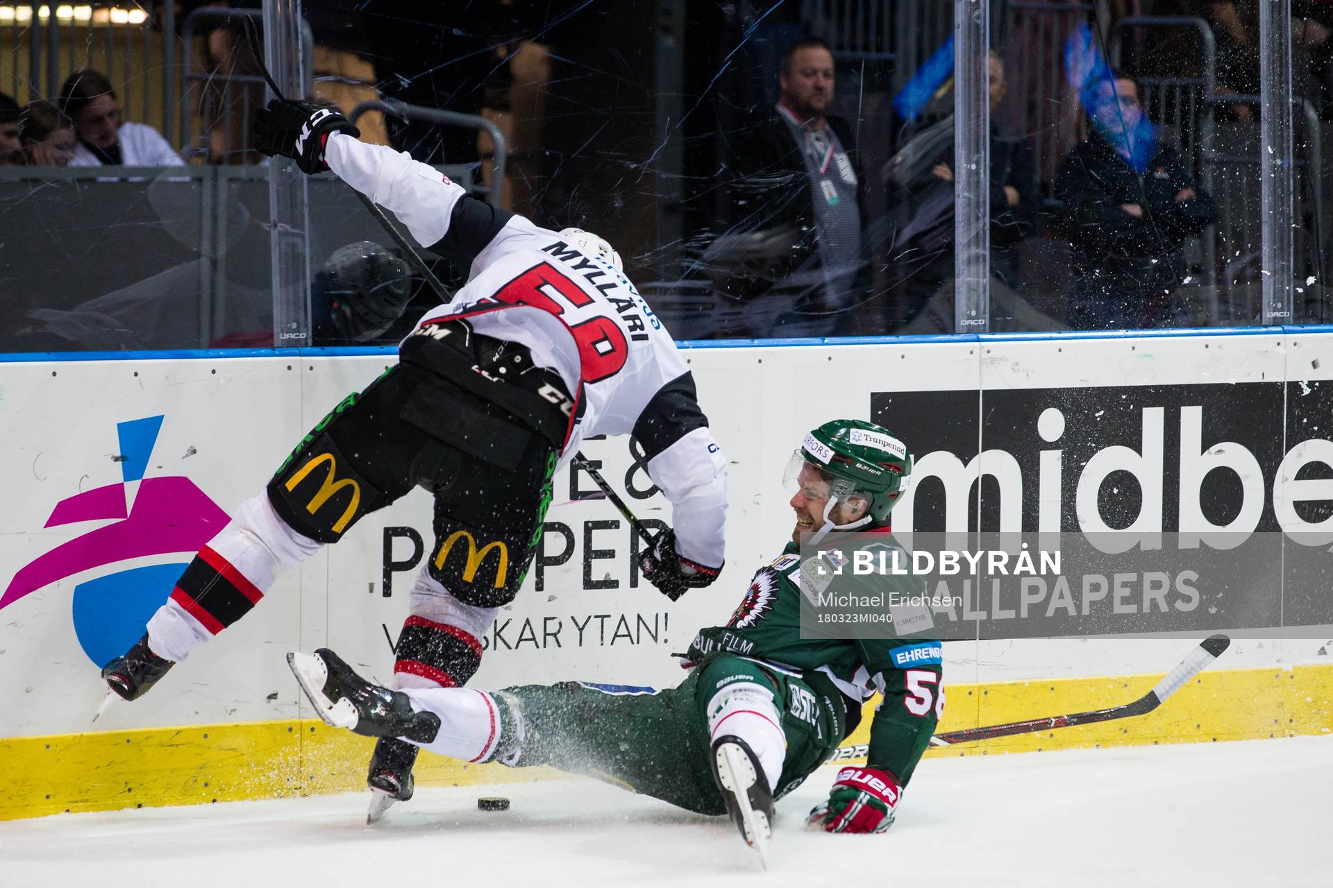 Malmö Redhawks Anton Mylläri i kamp om pucken med