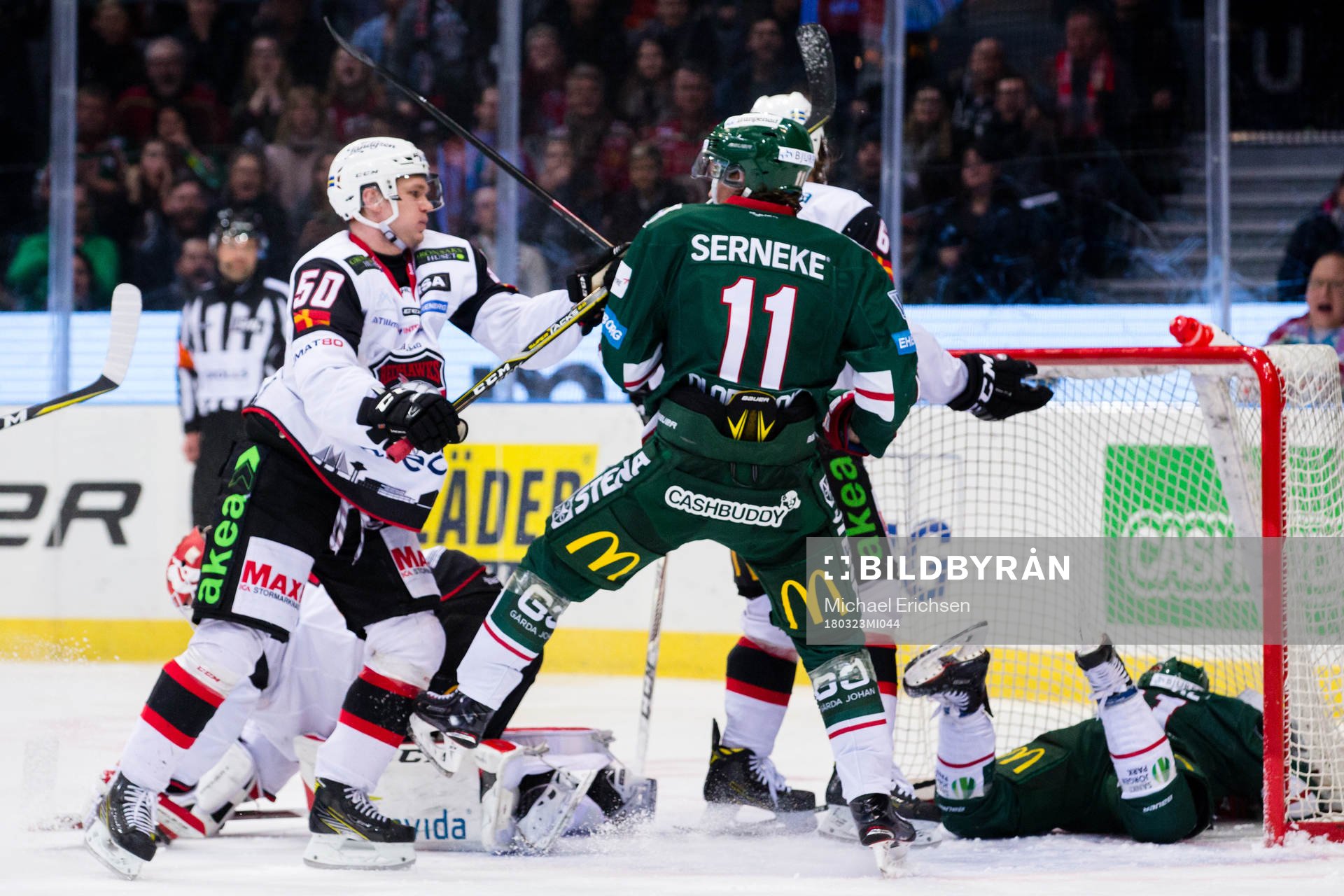 Malmö Redhawks Tobias Ekberg i kamp mot Frölundas Victor