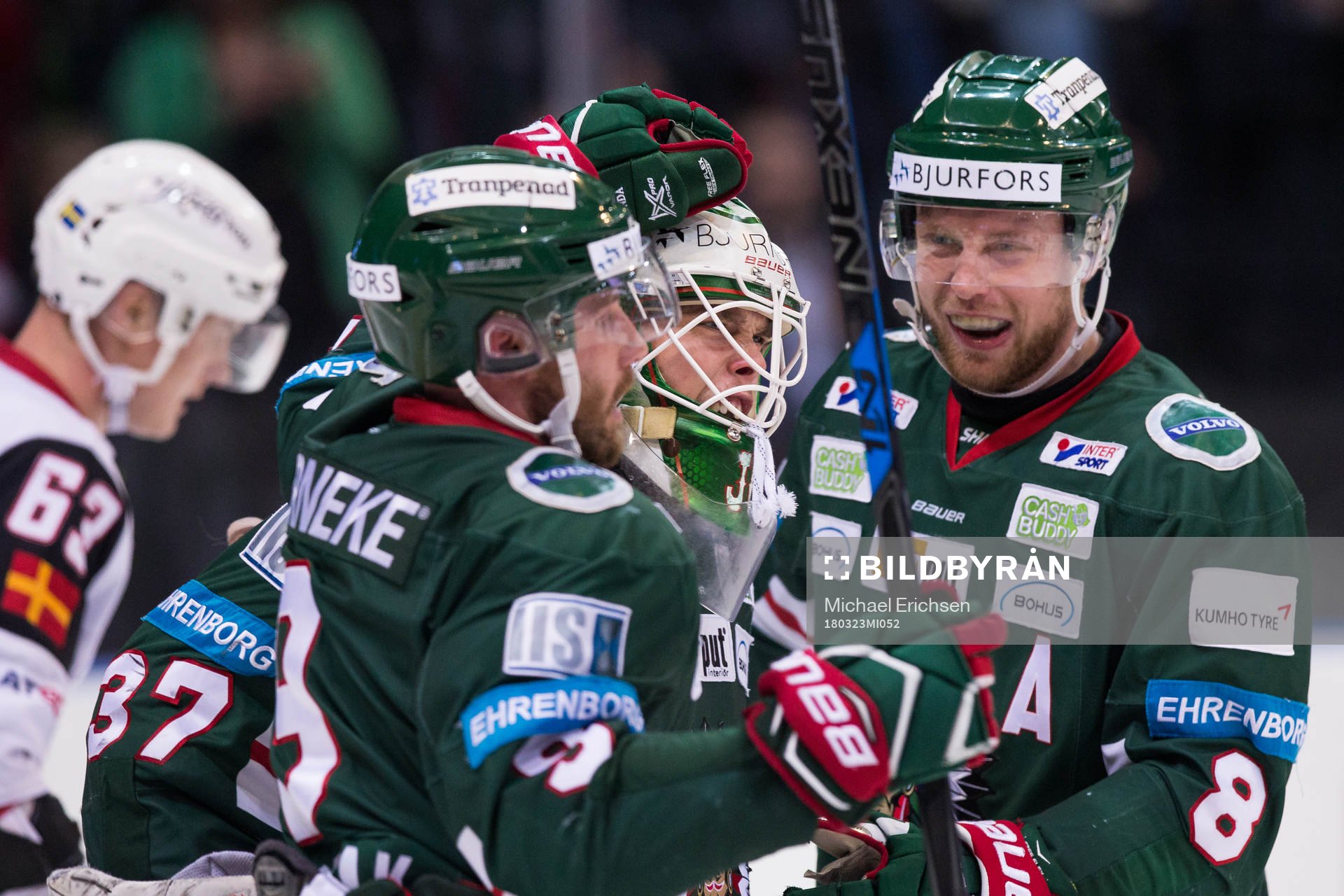Frölundas målvakt Johan Gustafsson jublar ihop med Jan