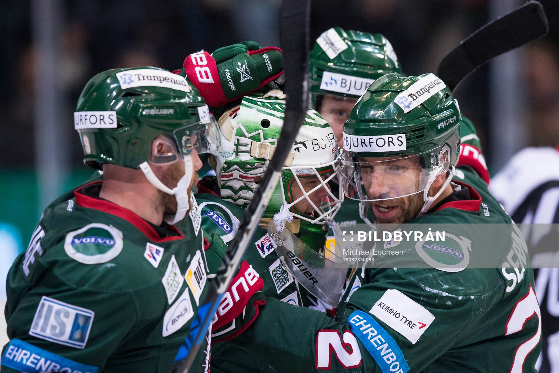Frölundas målvakt Johan Gustafsson jublar ihop med Jan