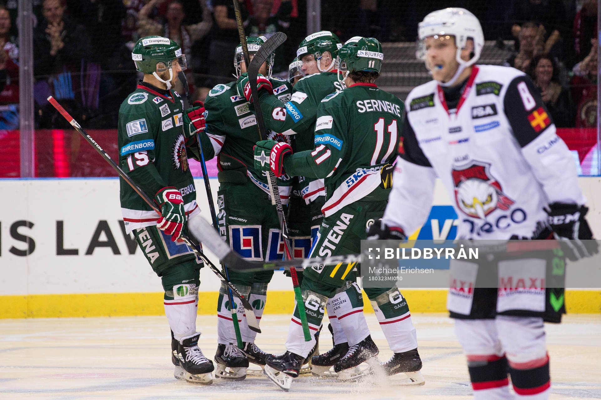 Frölundas Carl Grundström jublar med lagkamrater