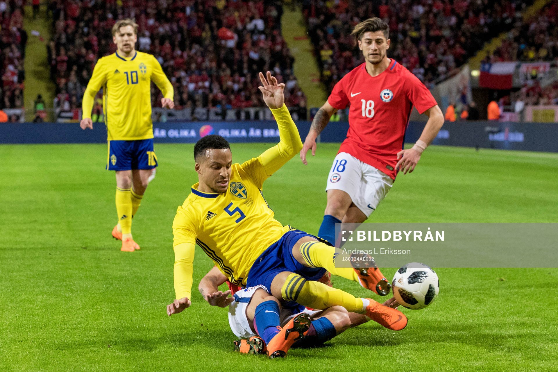 Chiles Mauricio Isla och Sveriges Martin Olsson