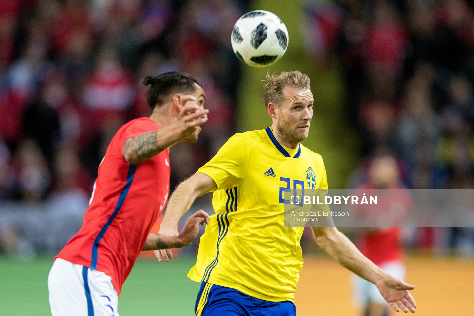 Chiles Enzo Roco och Sveriges Ola Toivonen