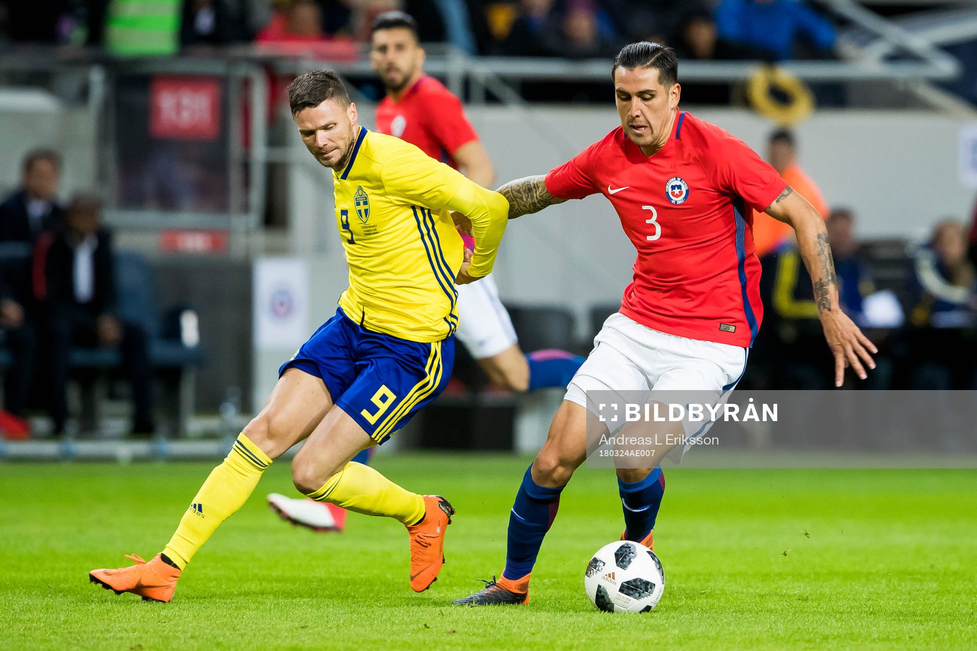 Sveriges Marcus Berg och Chiles Enzo Roco