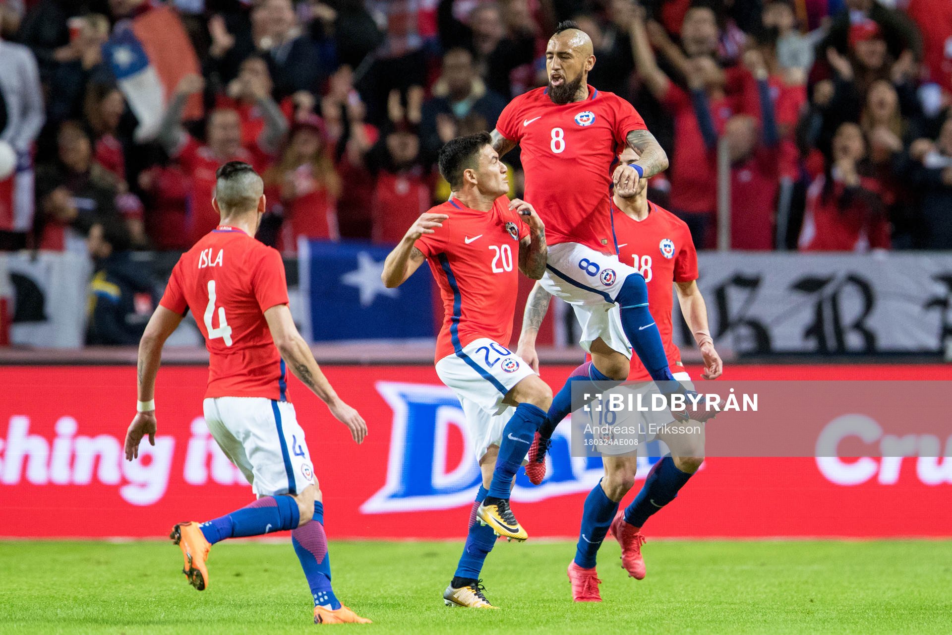 Chiles Arturo Vidal jublar med lagkamrater