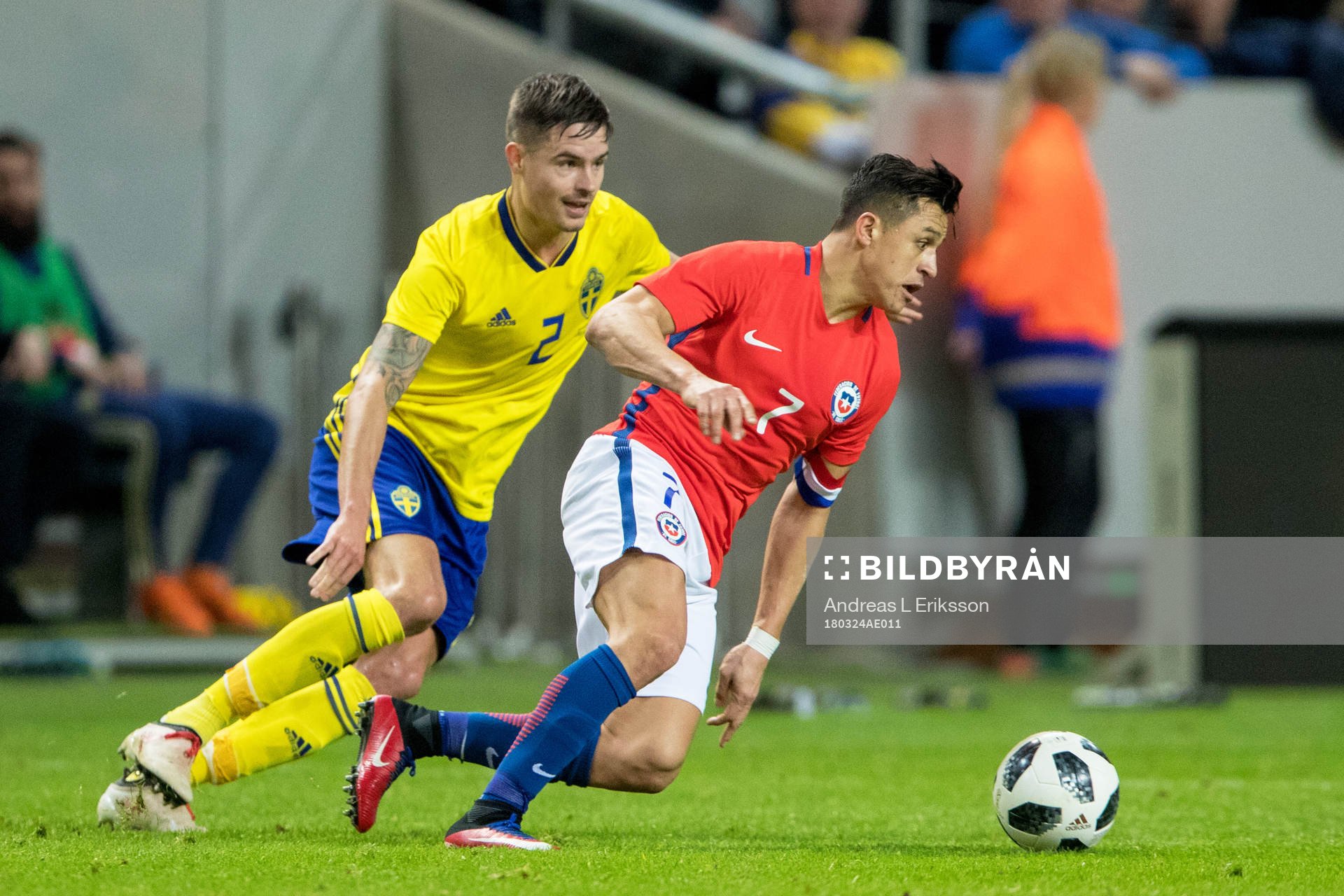 Sveriges Mikael Lustig och Chiles Alexis Sanchez