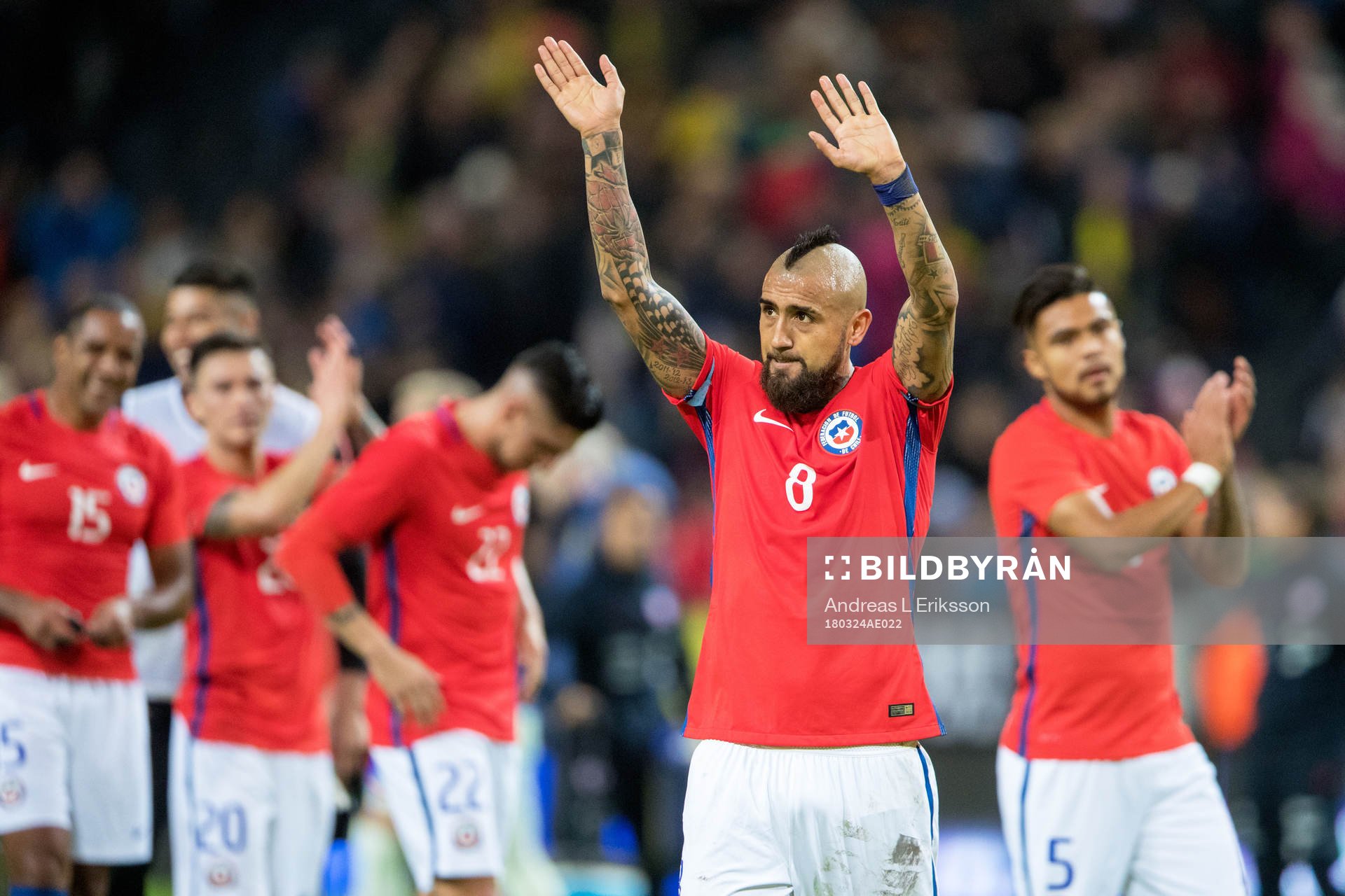 Chiles Arturo Vidal tackar publiken efter träningslandskampen i fotboll mellan Sverige och Chile den 24 mars 2018 i Stockholm.