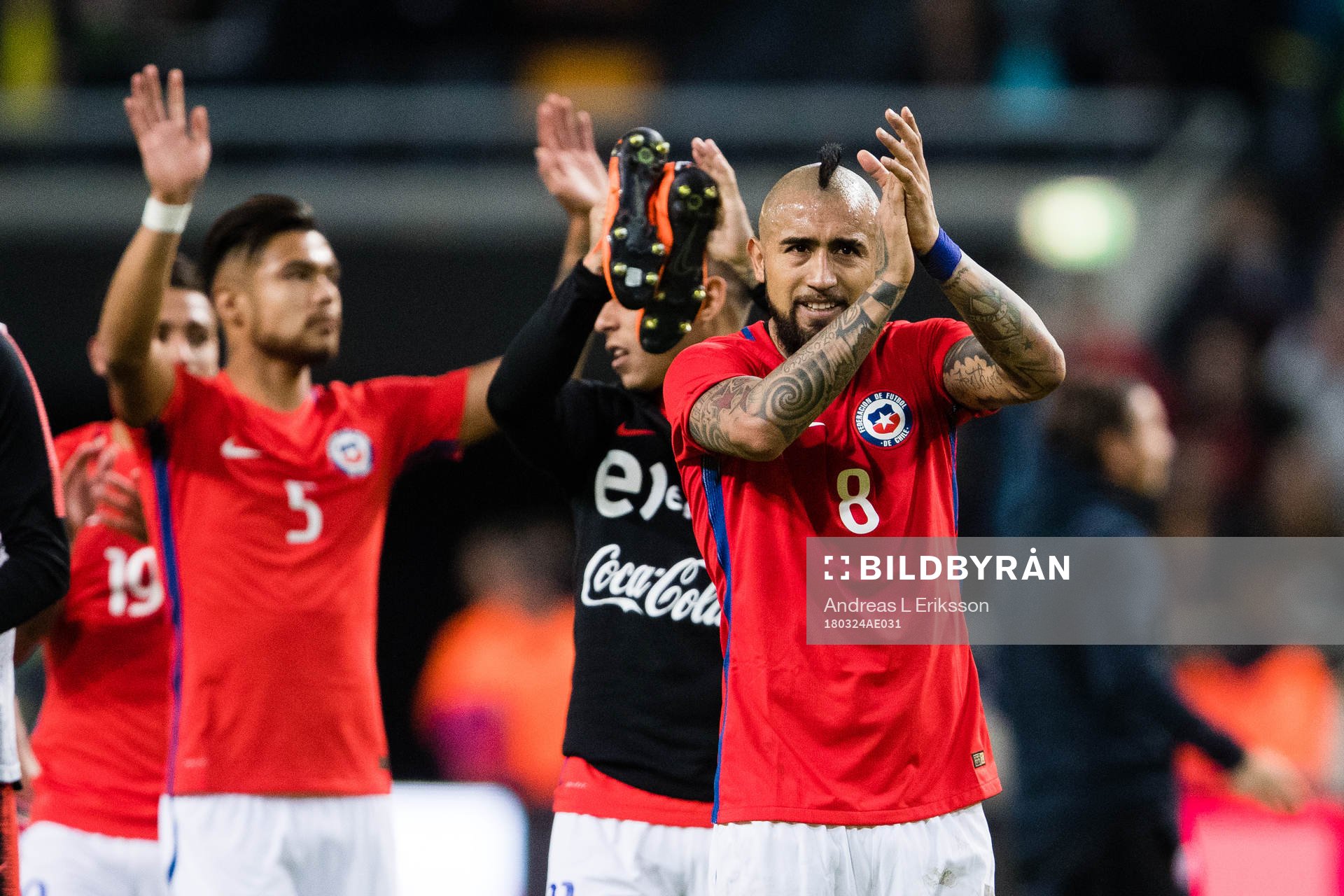 Chiles Paulo Diaz och Arturo Vidal tackar publiken efter träningslandskampen i fotboll mellan Sverige och Chile den 24 mars 2018 i Stockholm.