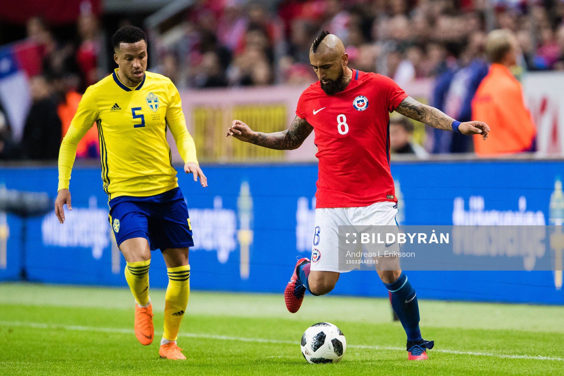 Sveriges Martin Olsson och Chiles Arturo Vidal