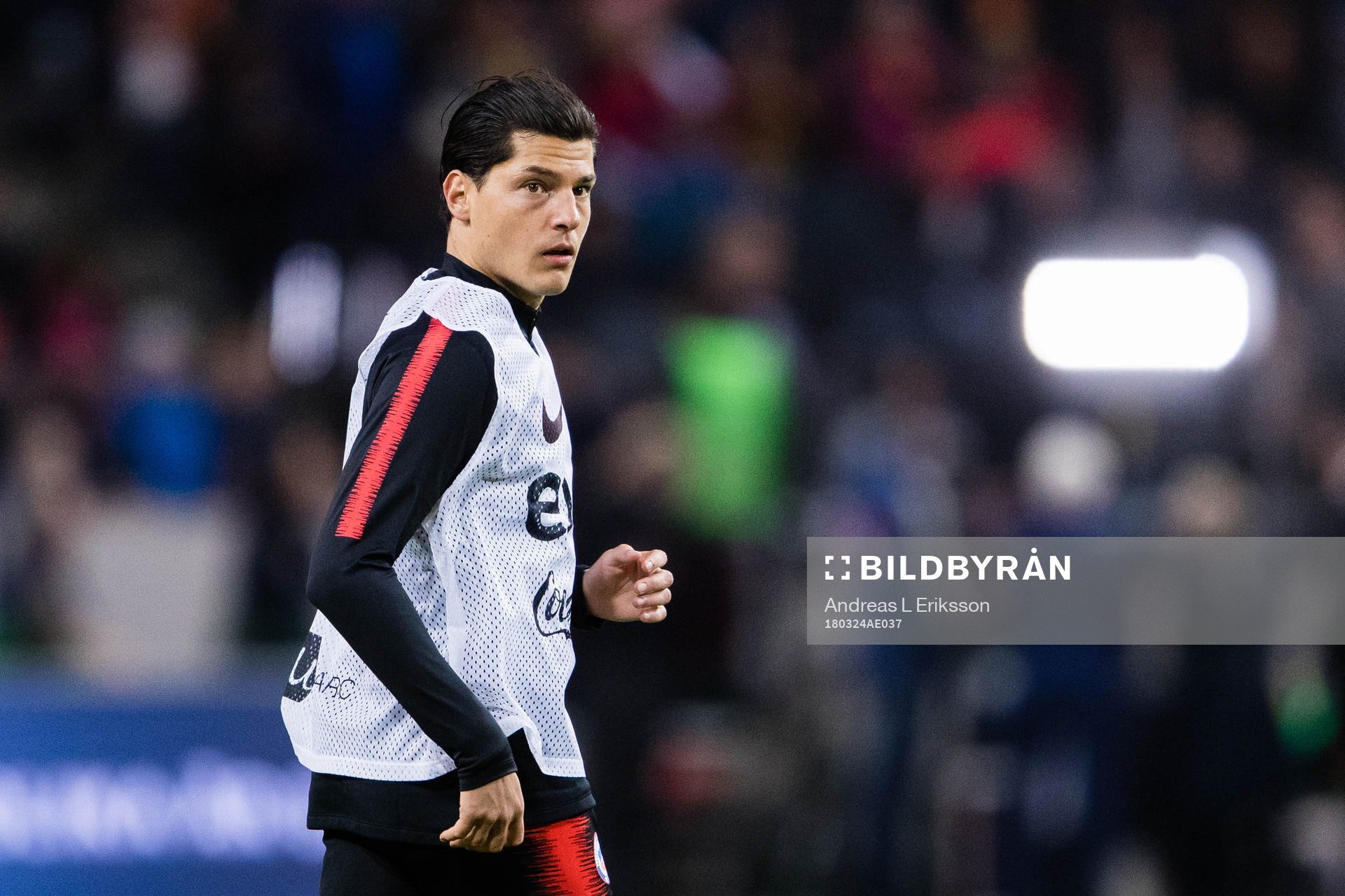 Chiles Miiko Albornoz värmer upp i pausen av