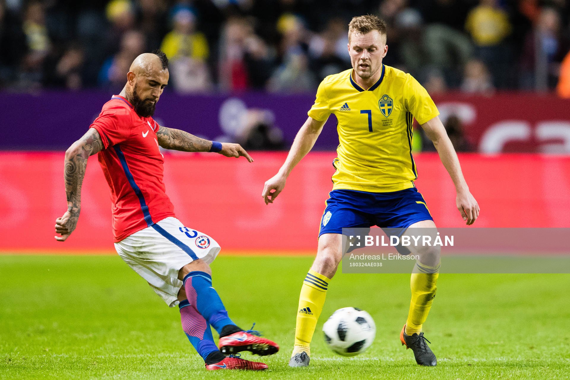 Chiles Arturo Vidal och Sveriges Sebastian Larsson