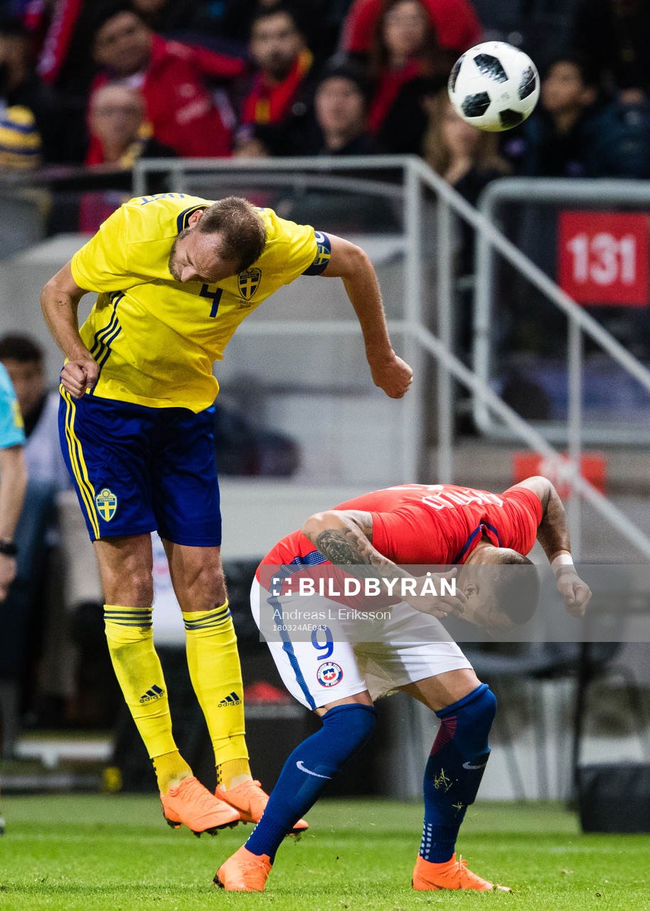 Sveriges Andreas Granqvist i en nickduell med Chiles
