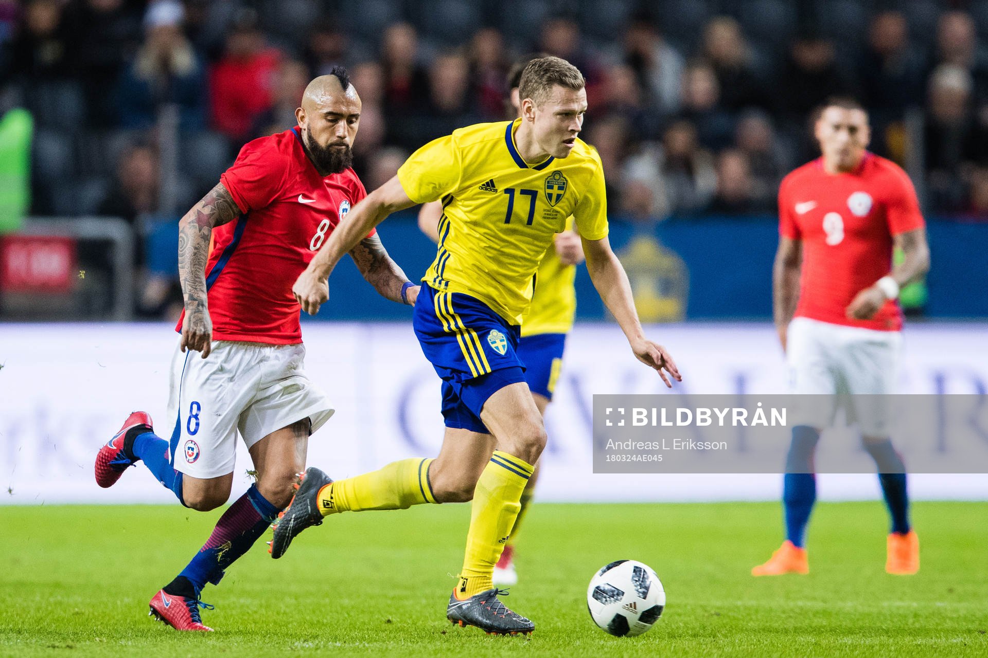 Chiles Arturo Vidal jagar Sveriges Viktor Claesson