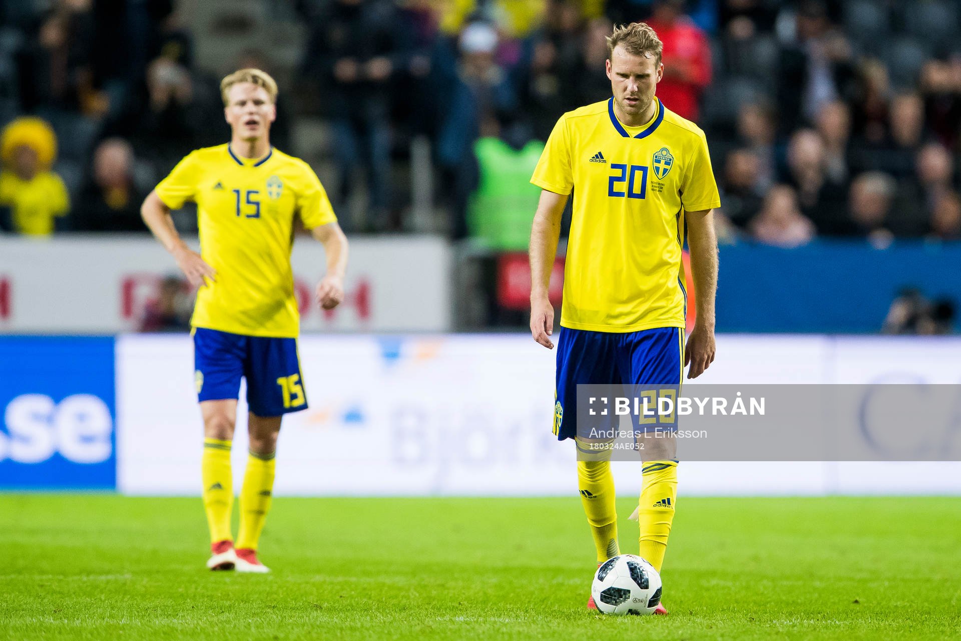 Sveriges Oscar Hiljemark och Ola Toivonen deppar