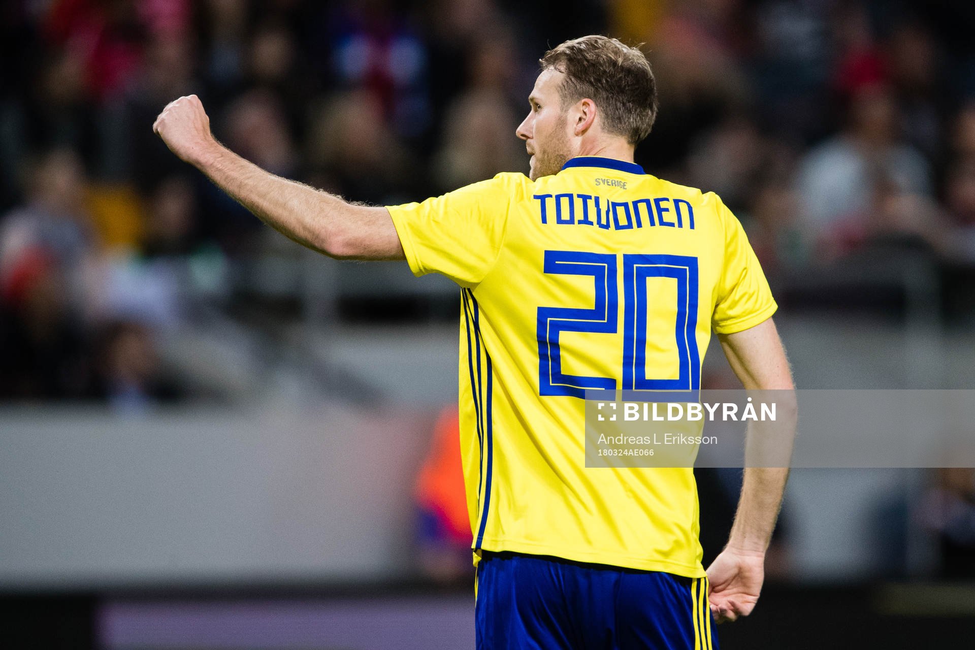 Sveriges Ola Toivonen knyter näven