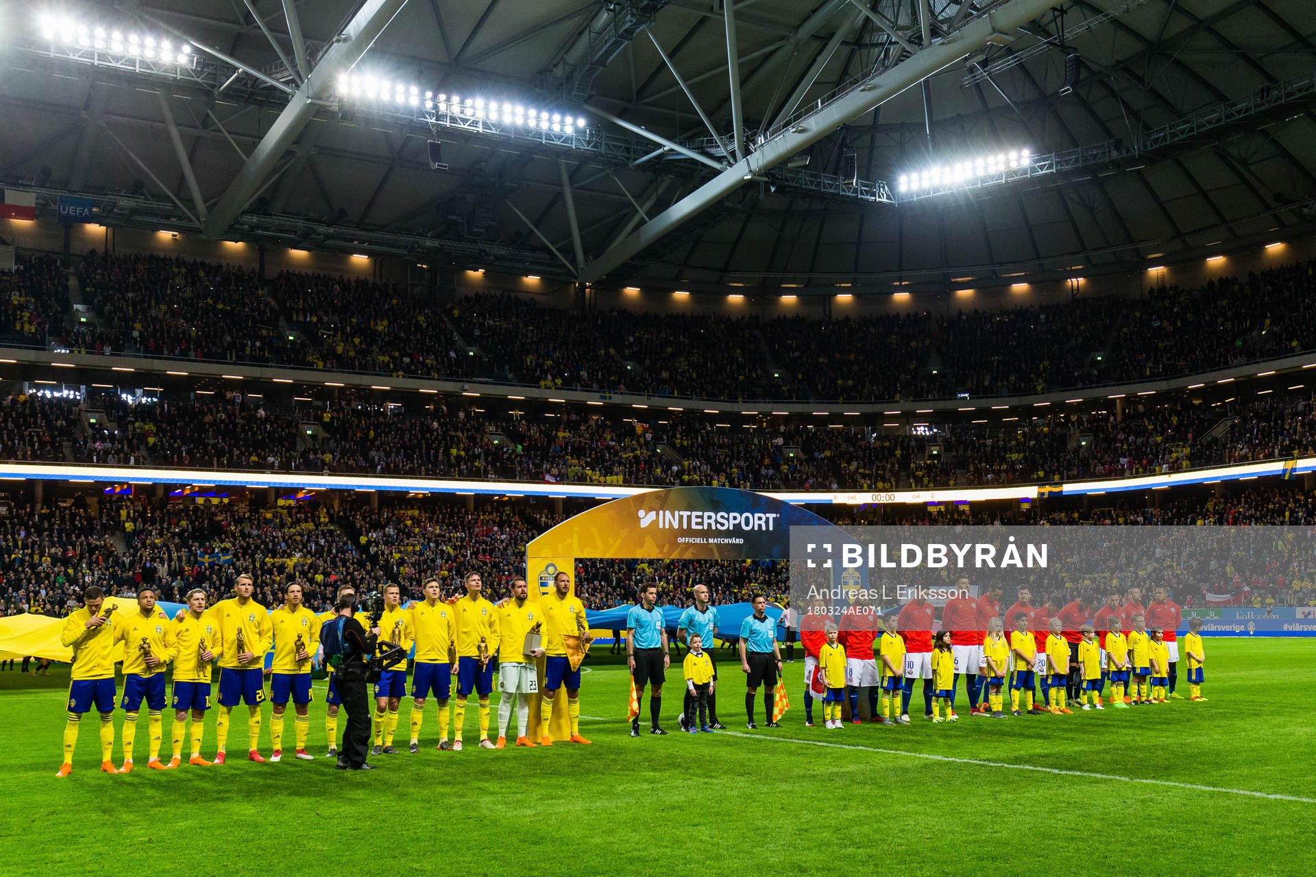 Sveriges och Chiles spelare ställer upp sig innan