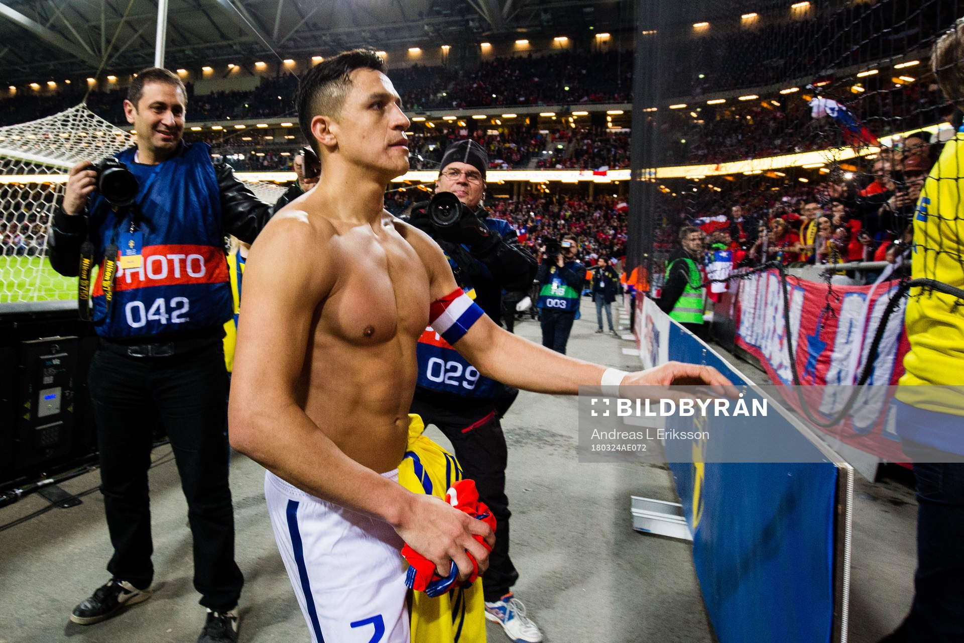Chiles Alexis Sanchez på väg att slänga upp sin