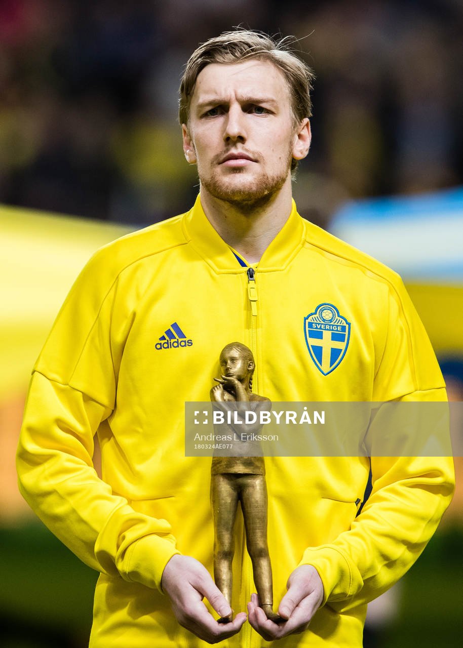 Sveriges Emil Forsberg med en staty i handen innan