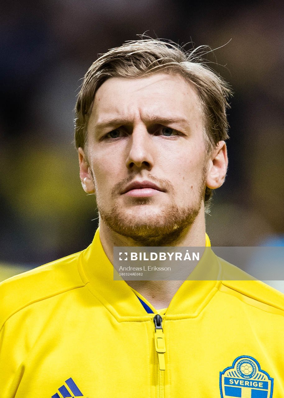 Sveriges Emil Forsberg med en staty i handen innan