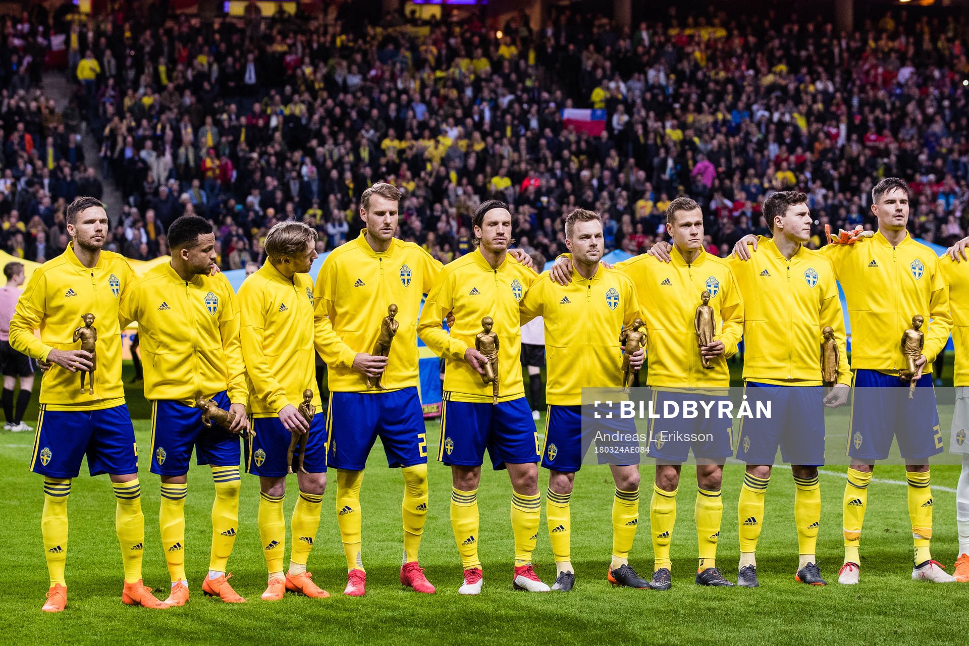 De svenska spelarna med statyer i handen innan