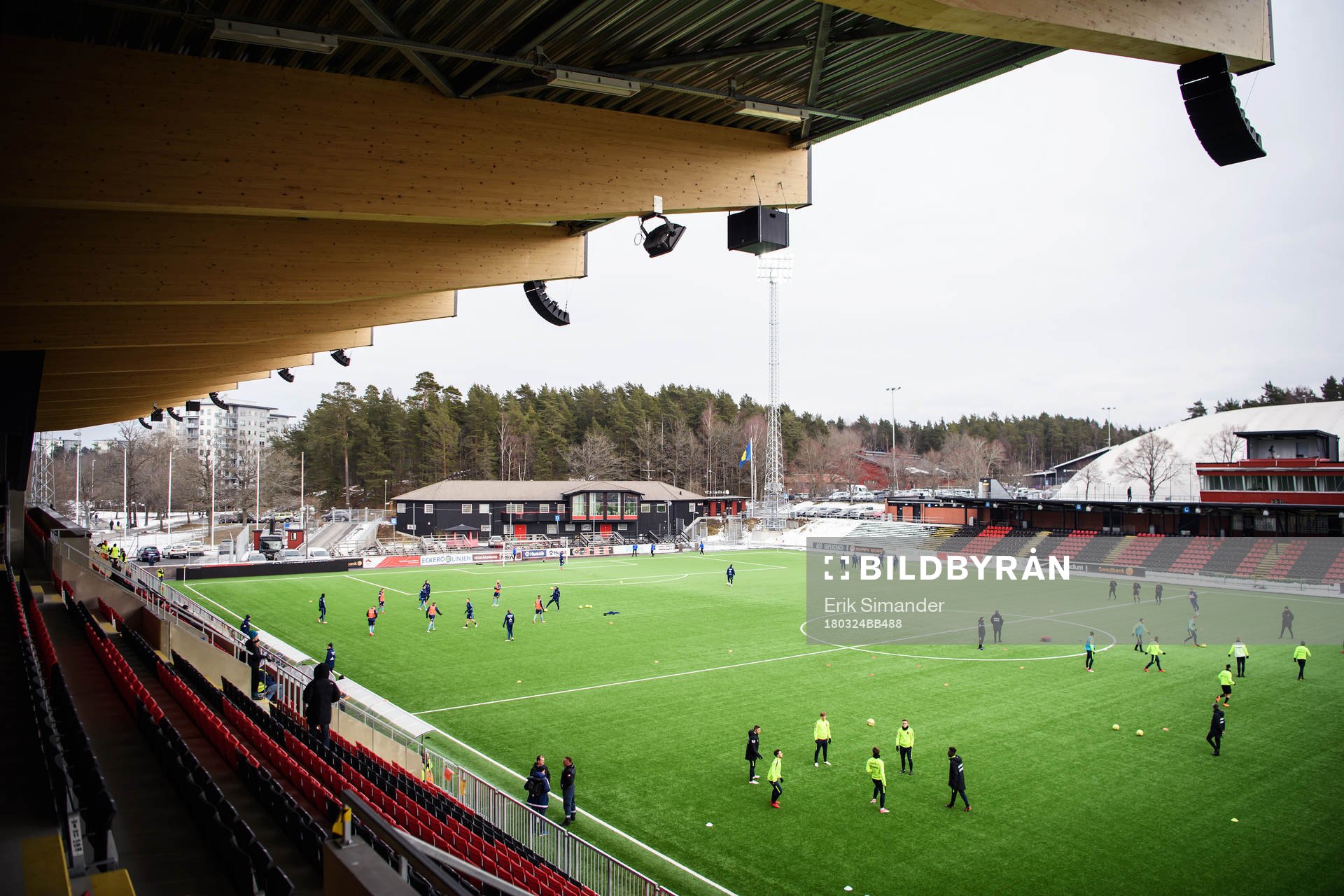 Brommapojkarnas och Djurgårdens spelare värmer upp
