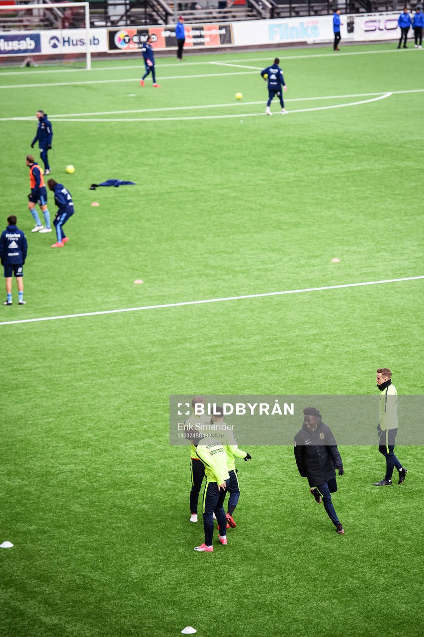 Brommapojkarnas och Djurgårdens spelare värmer upp