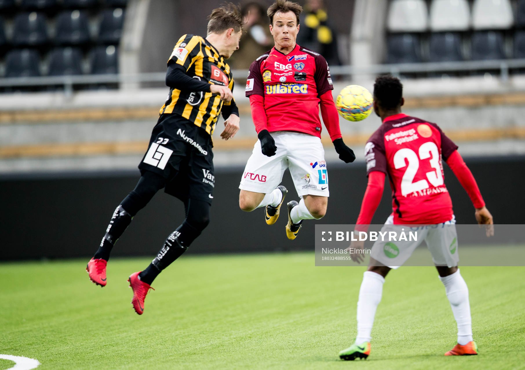 Falkenbergs Anton Wede och Enock Kwakwa mot Häckens Viktor