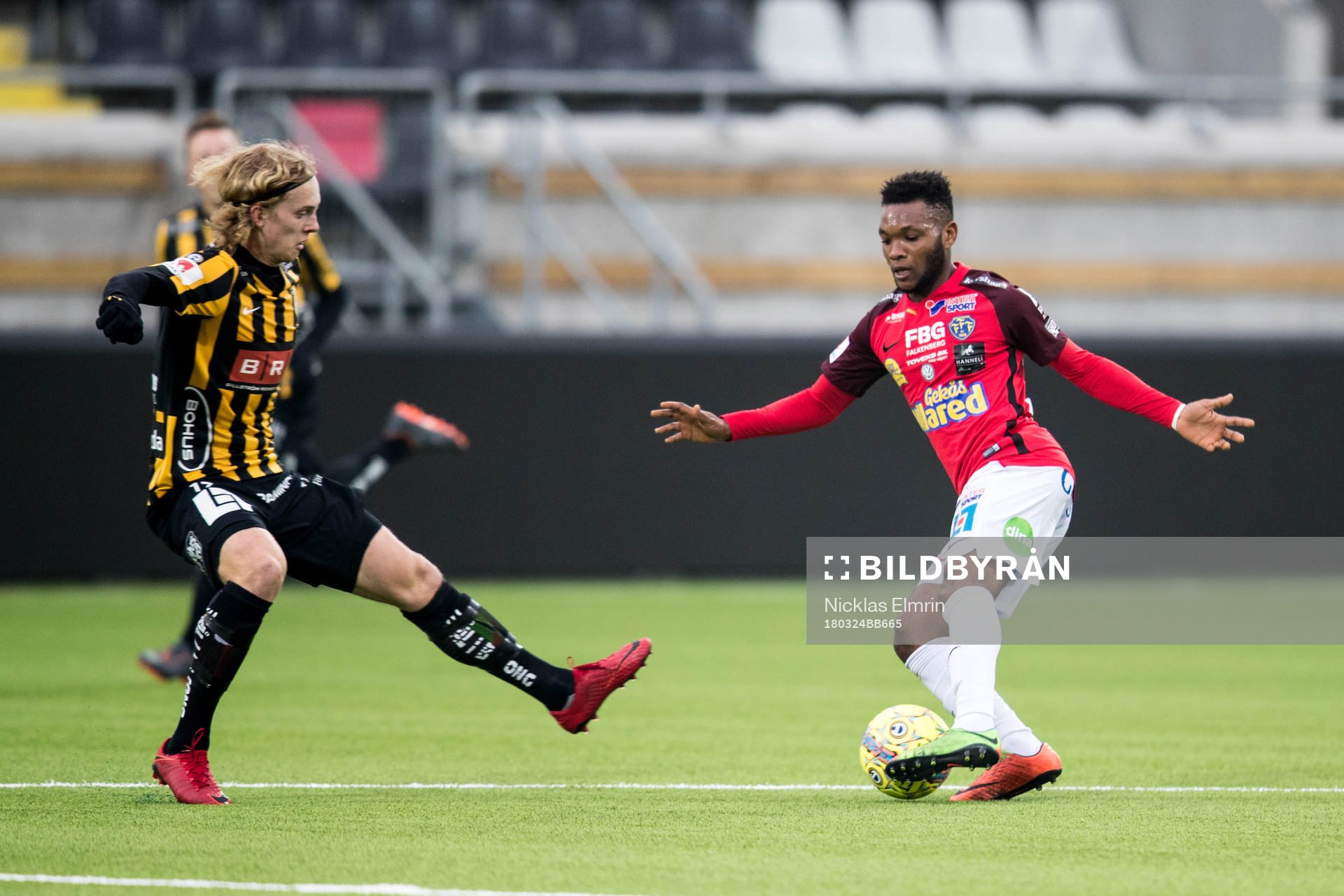 Falkenbergs Enock Kwakwa mot Häckens Gustav Berggren