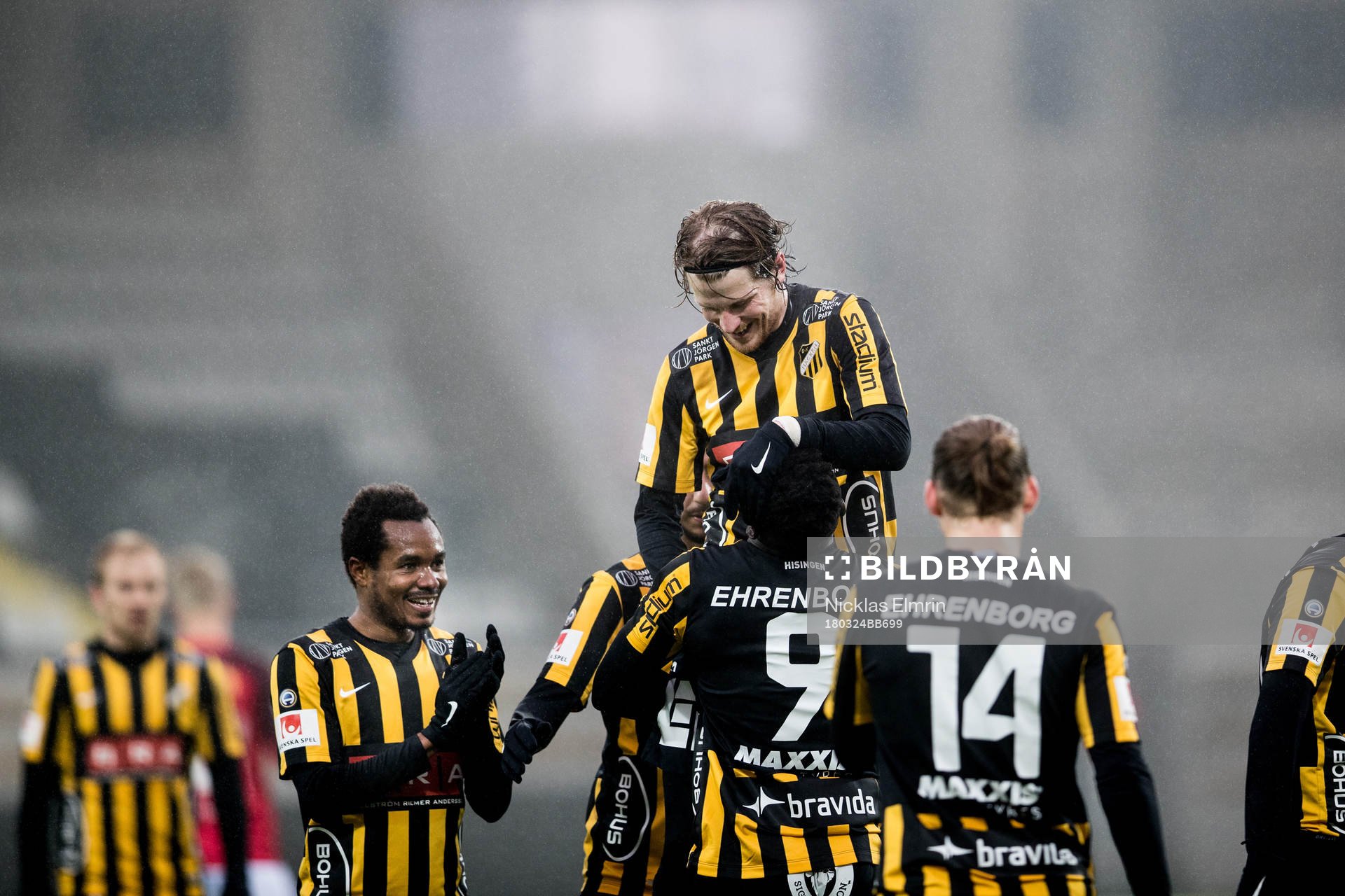 Häckens Alhassan Kamara målskytt firar med Erik Friberg i