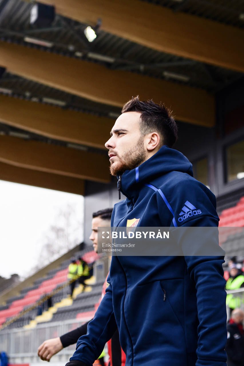 Djurgårdens Dzenis Kozica kliver in på planen