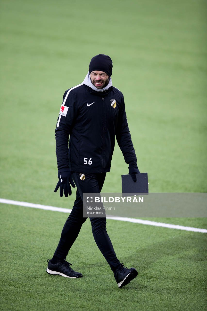  Häckens tränare Andreas Alm under en träningsmatch i fotboll mellan Häcken och Falkenberg den 24 mars 2018 i Göteborg. 