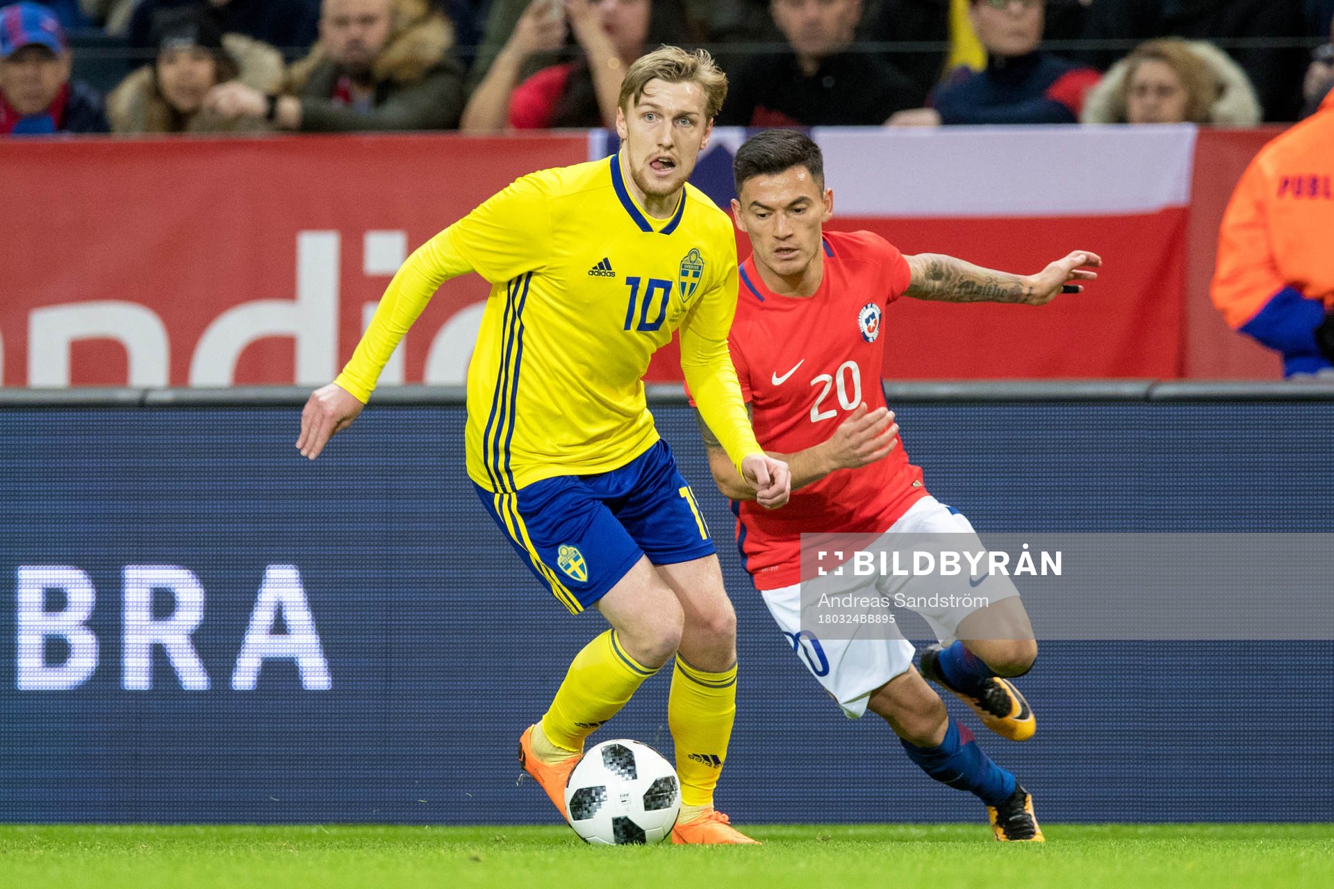 Sveriges Emil Forsberg och Chiles Charles Aranguiz
