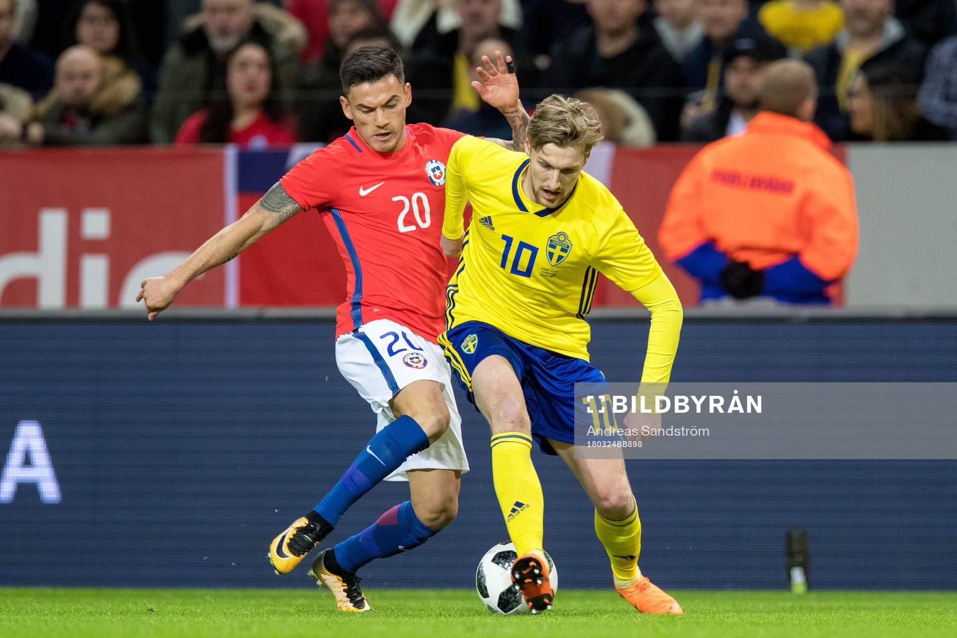 Chiles Charles Aranguiz och Sveriges Emil Forsberg