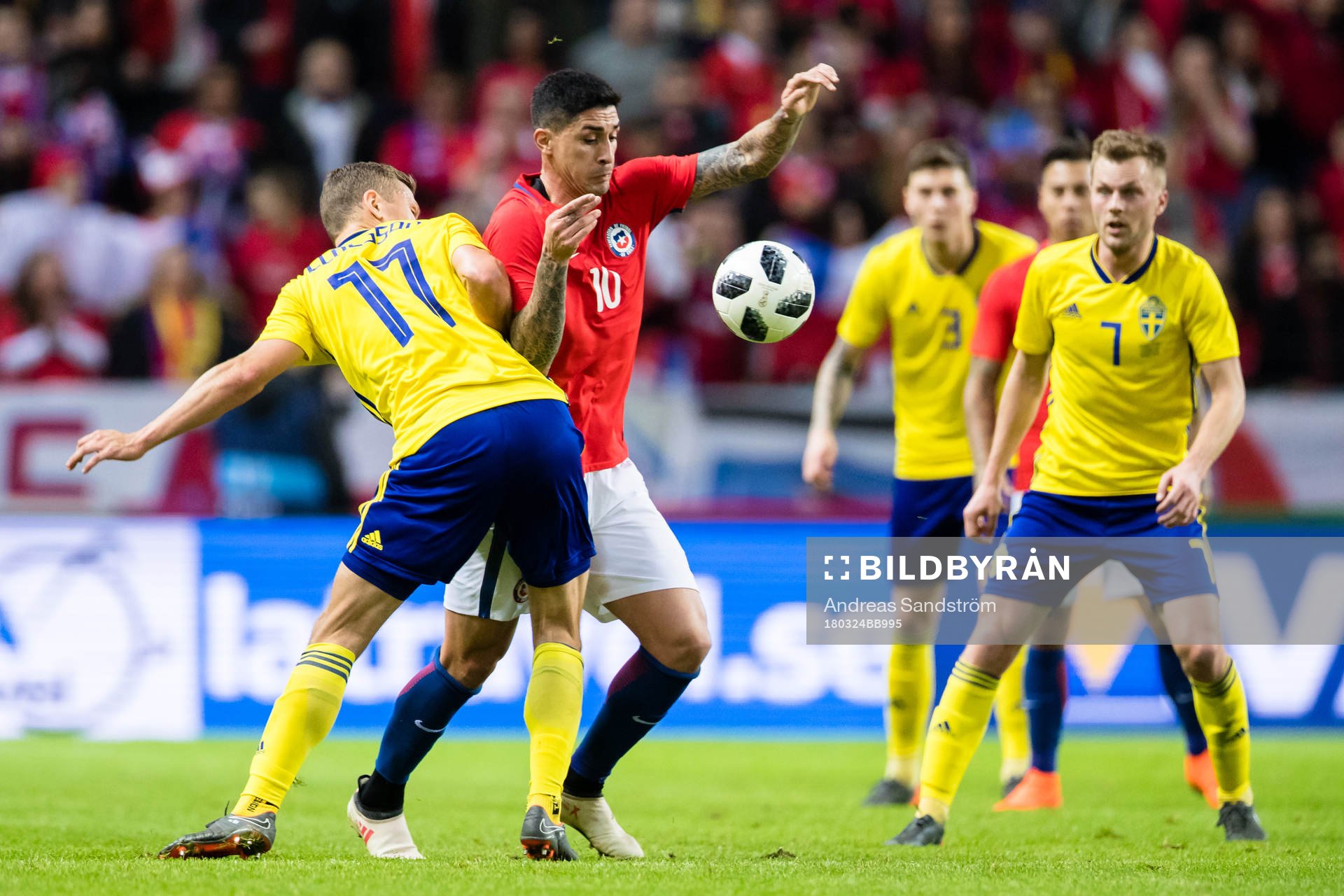 Chiles Pedro Pablo Hernandez i kamp Sveriges Viktor Claesson under träningslandskampen i fotboll mellan Sverige och Chile den 24 Mars 2018 i Stockholm.