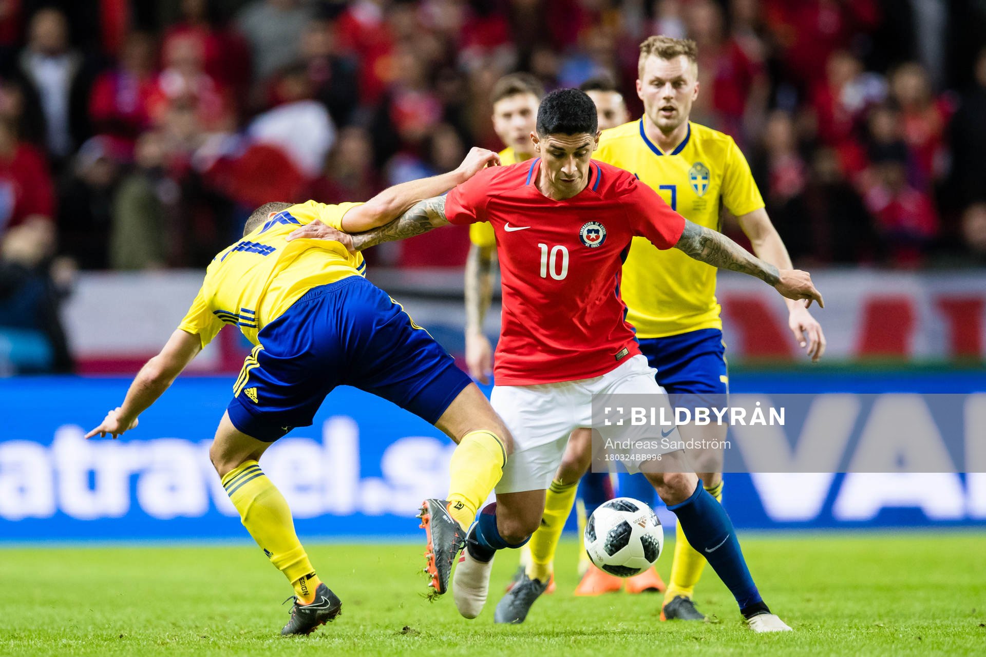 Chiles Pedro Pablo Hernandez i kamp Sveriges Viktor Claesson under träningslandskampen i fotboll mellan Sverige och Chile den 24 Mars 2018 i Stockholm.