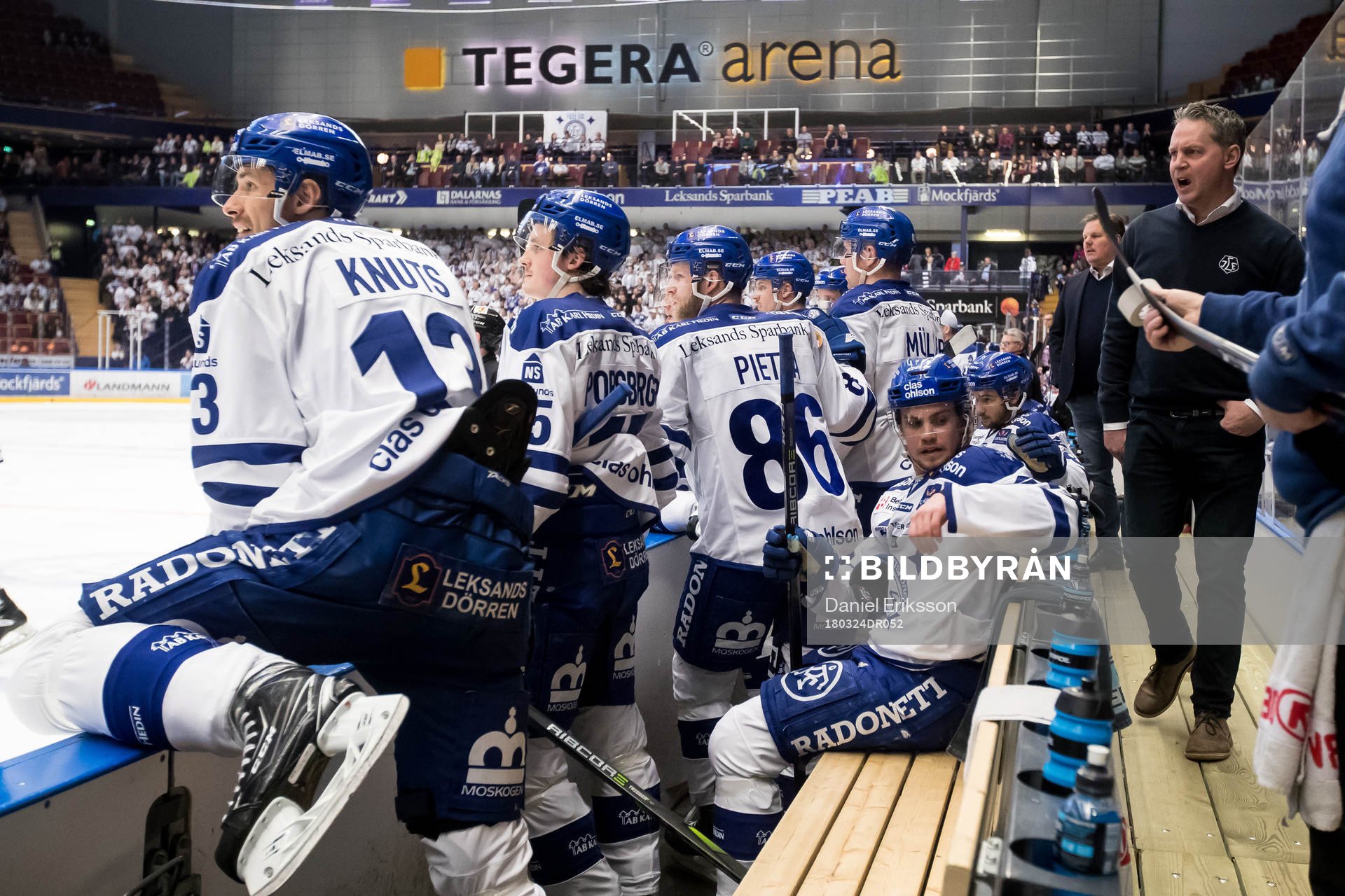 Leksands spelarna i båset i ishockeymatchen i